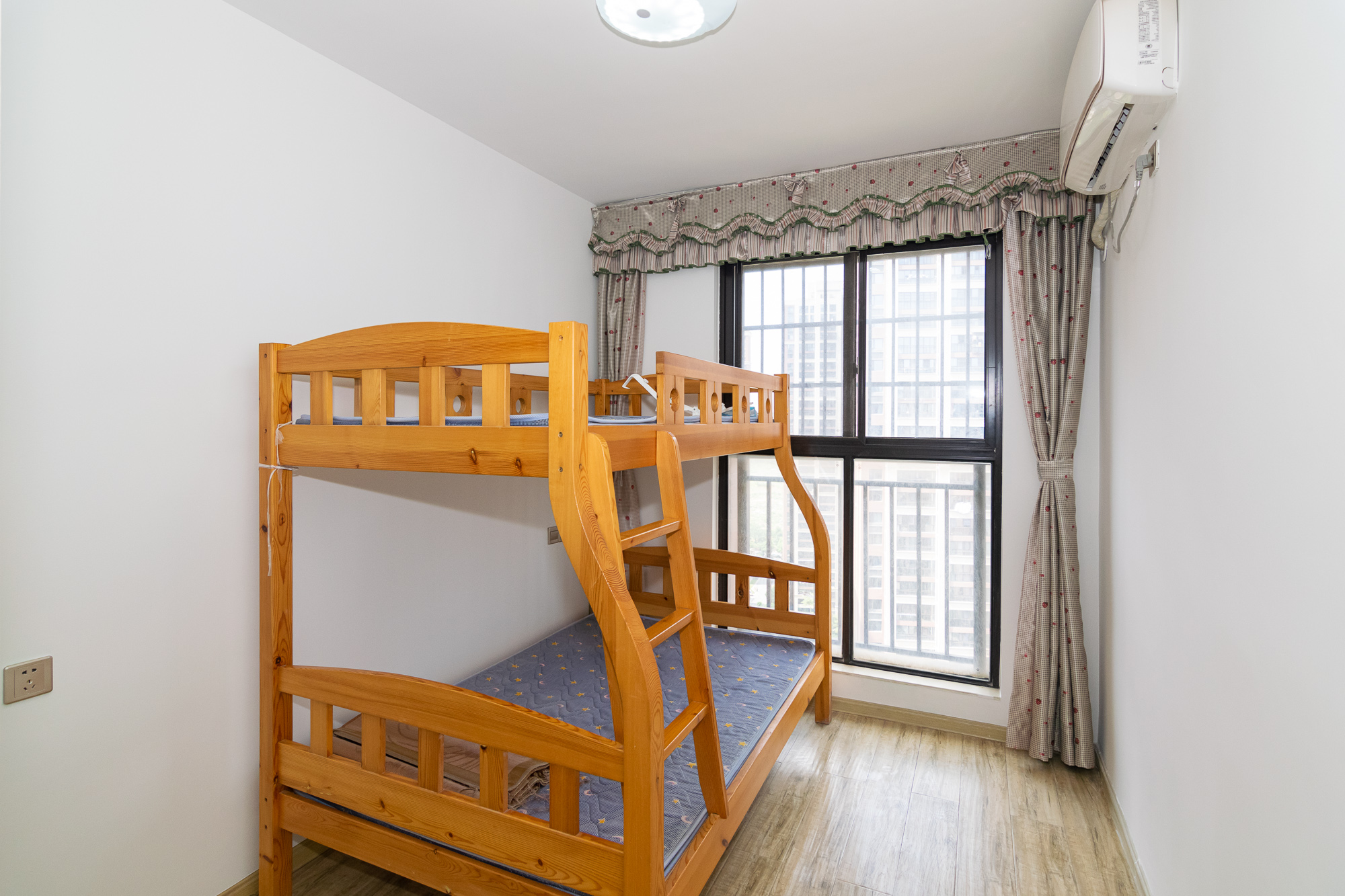 新城国际花都 3室2厅2卫 83.0万 新城国际花都 3室2厅2卫 83.0万卧室