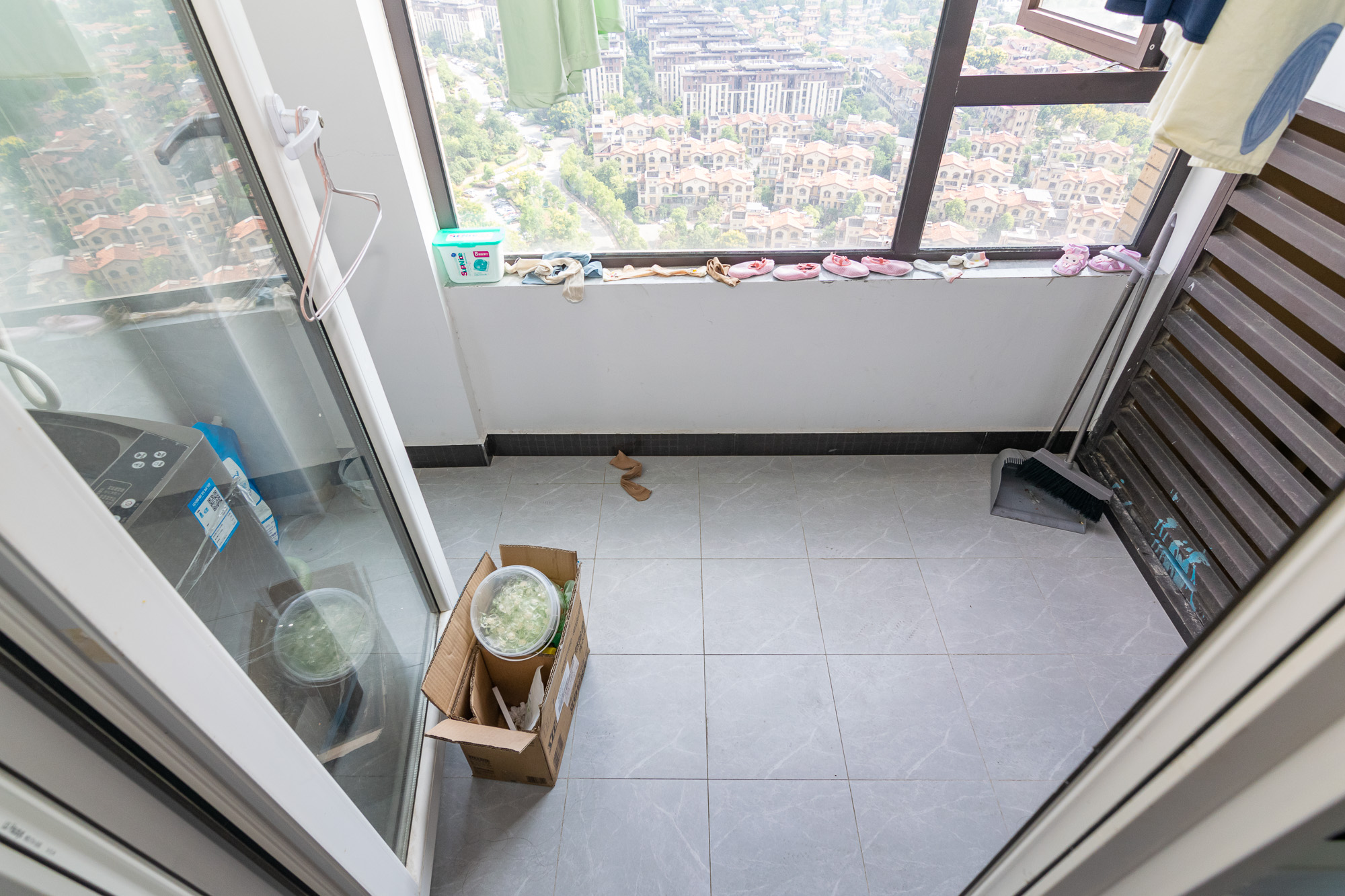 金地三千府(金地湖山樾、金地自在城) 3室2厅1卫 55.0万 金地三千府(金地湖山樾、金地自在城) 3室2厅1卫 55.0万阳台