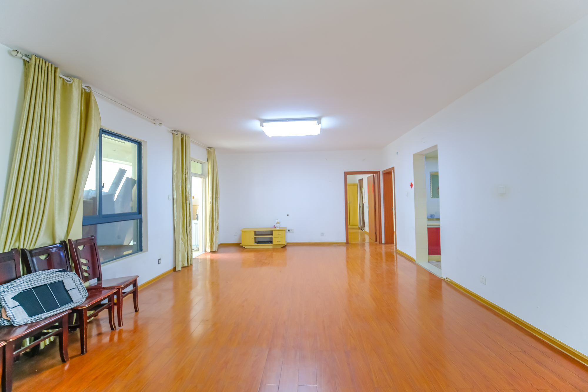 花样年华  4室2厅2卫    95.0万 花样年华  4室2厅2卫    95.0万客厅