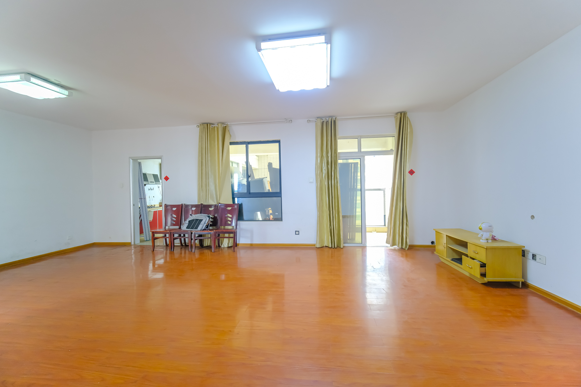 花样年华  4室2厅2卫    95.0万 花样年华  4室2厅2卫    95.0万客厅