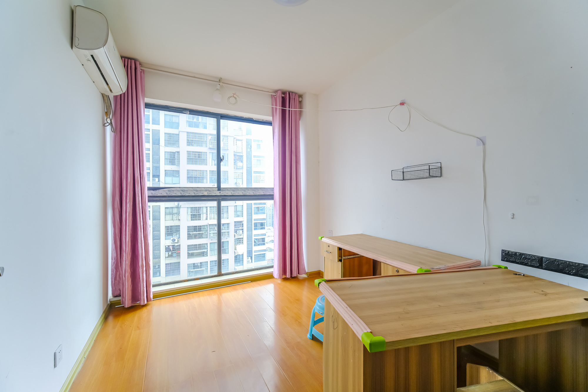 花样年华  4室2厅2卫    95.0万 花样年华  4室2厅2卫    95.0万卧室