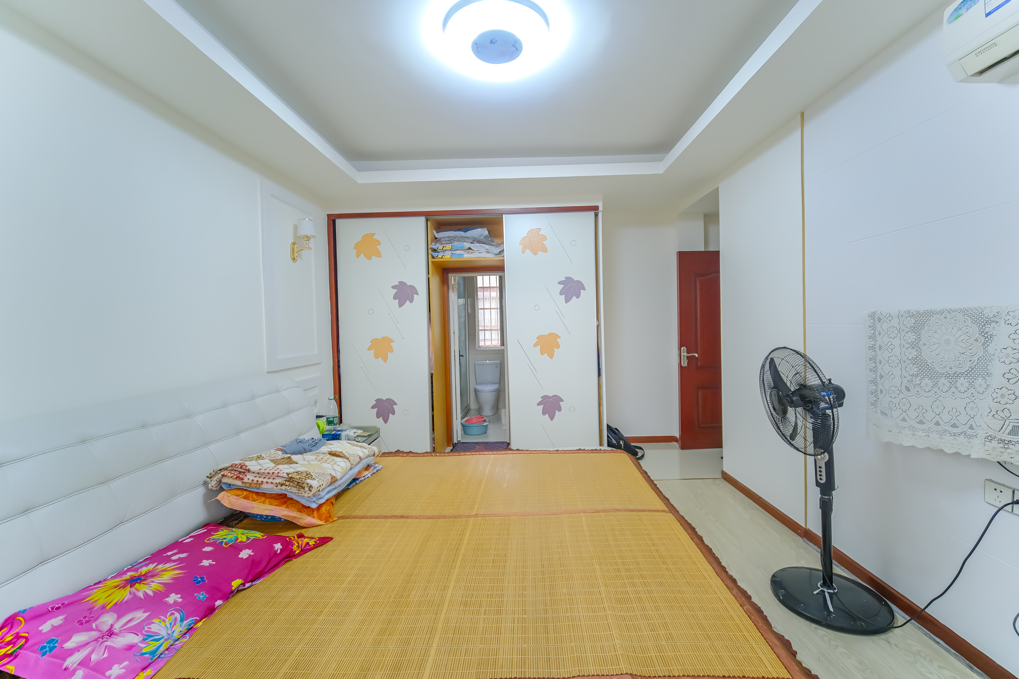 红树湾  3室2厅2卫   75.00万卧室