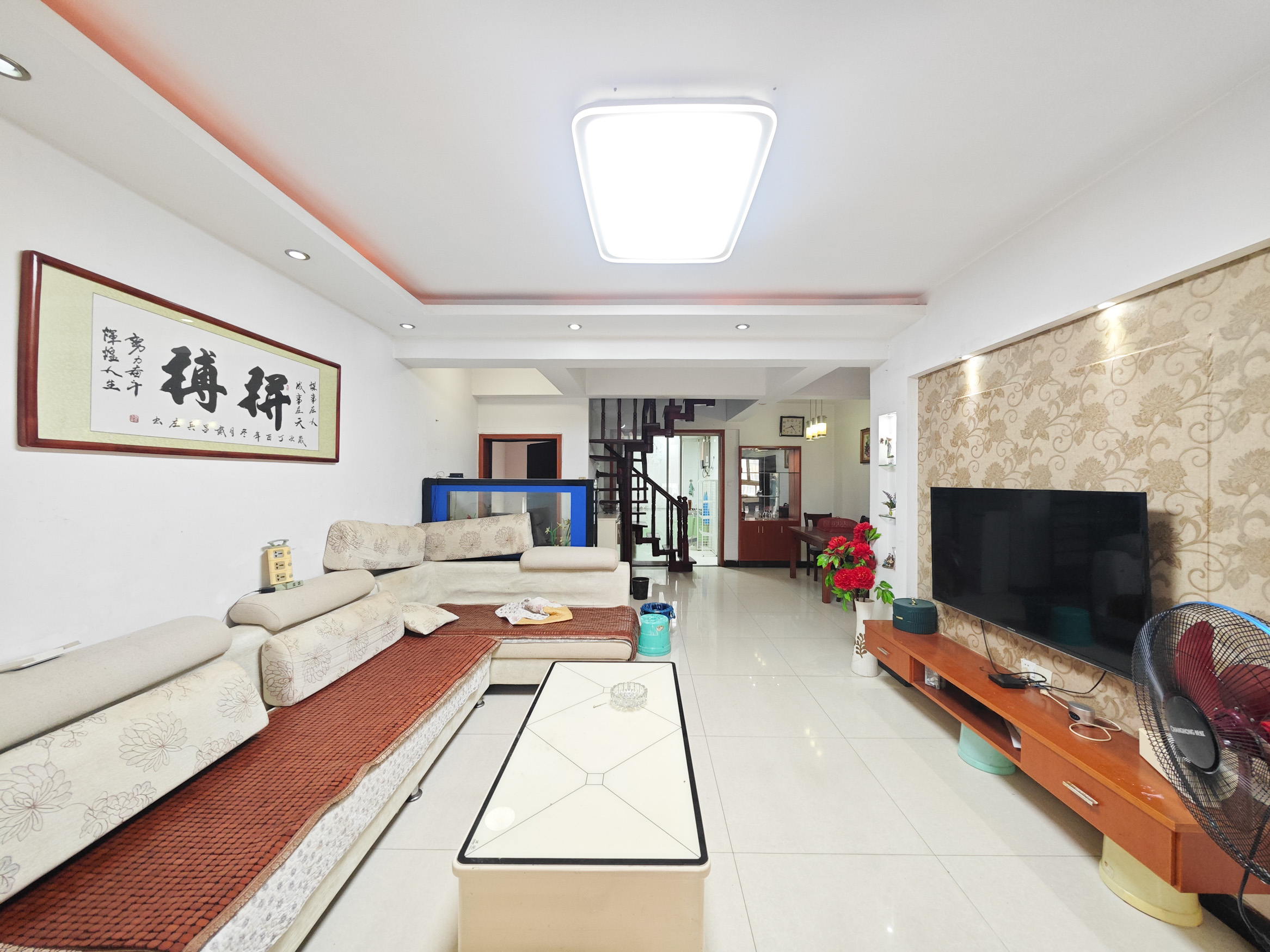 鄱阳小区  4室2厅1卫   82.00万客厅
