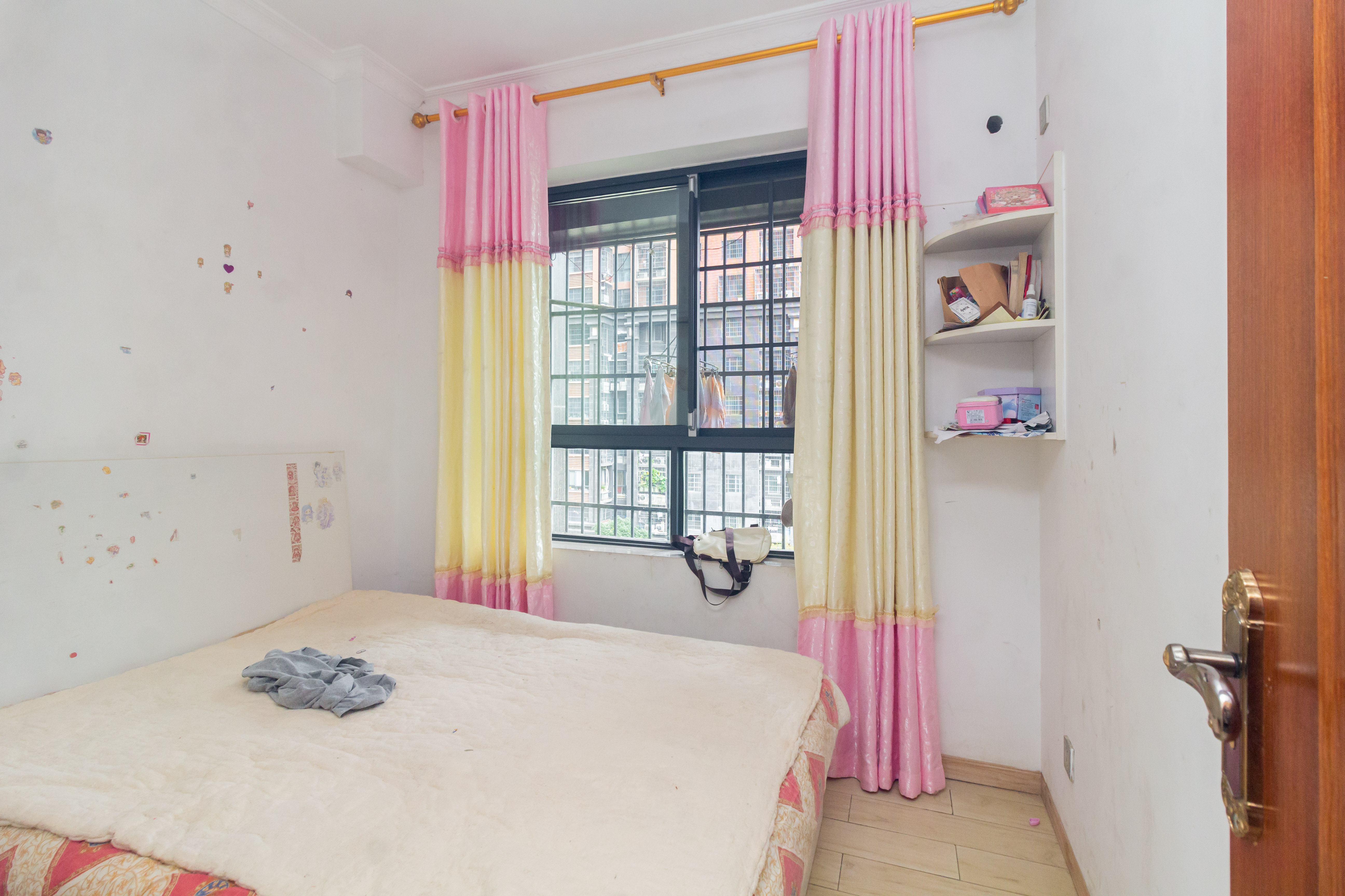 辉宏橄榄城  4室2厅2卫    76.8万 辉宏橄榄城  4室2厅2卫    76.8万卧室