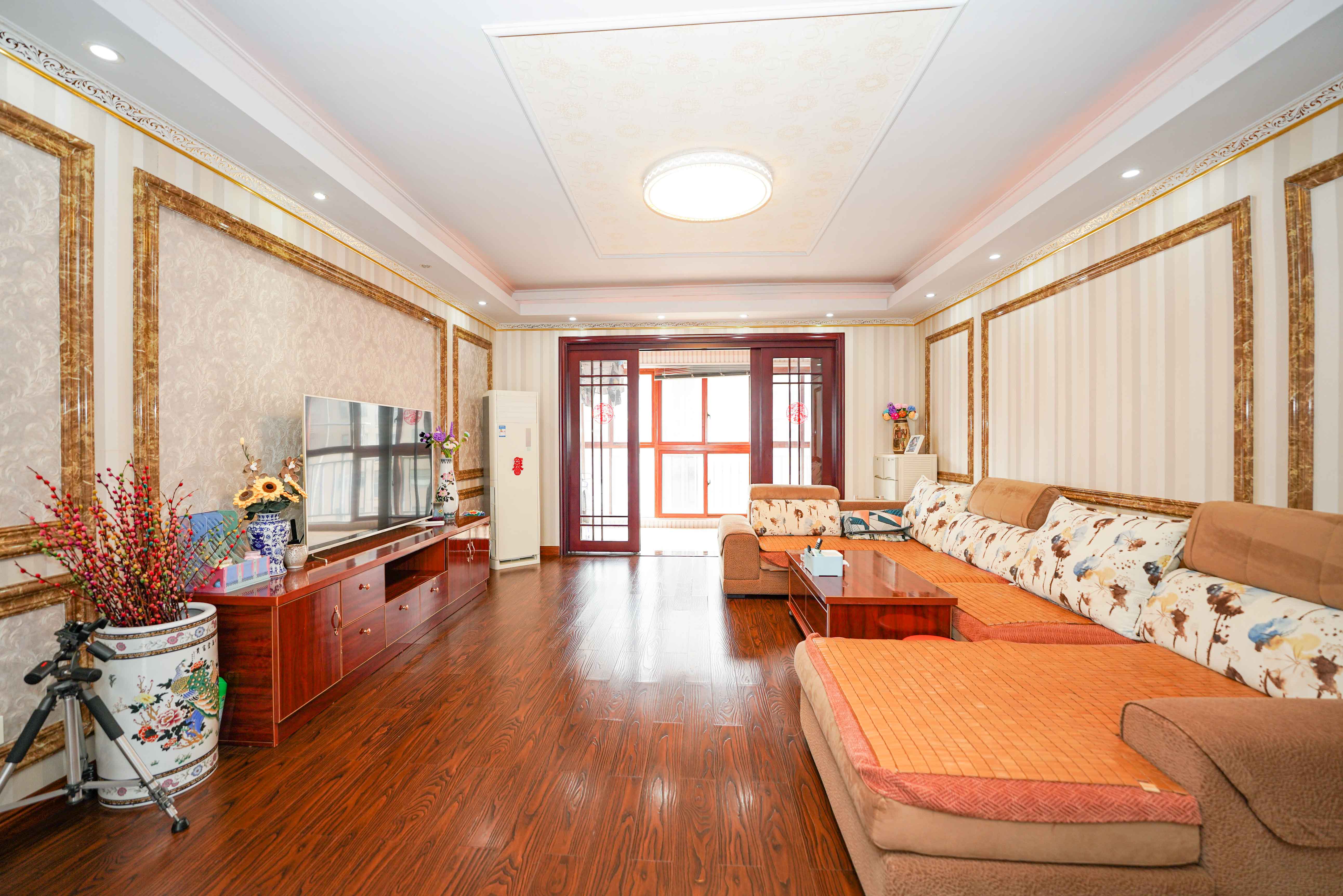 和美星城 4室2厅2卫 126.0万 和美星城 4室2厅2卫 126.0万客厅