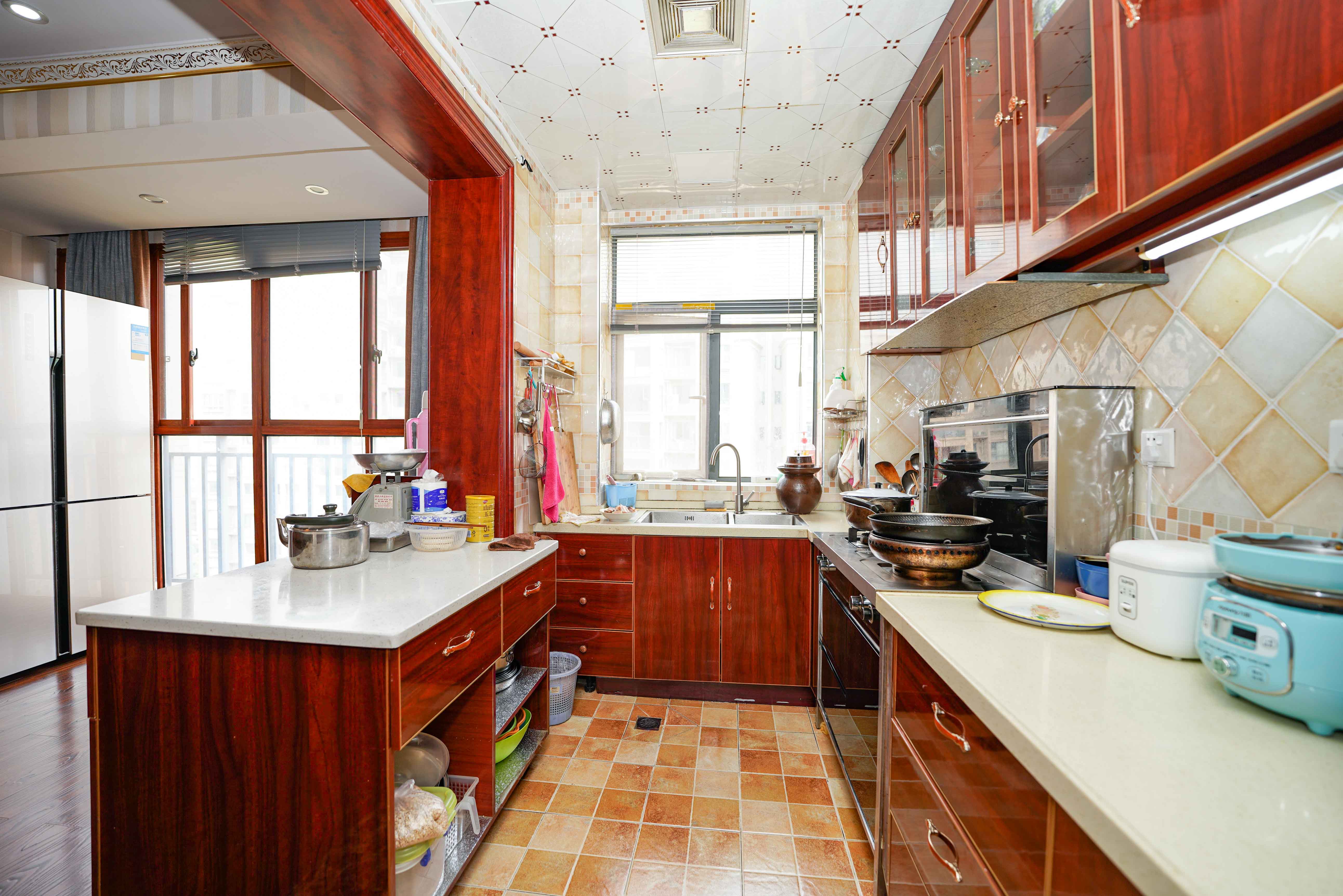 和美星城  4室2厅2卫    126.0万厨房