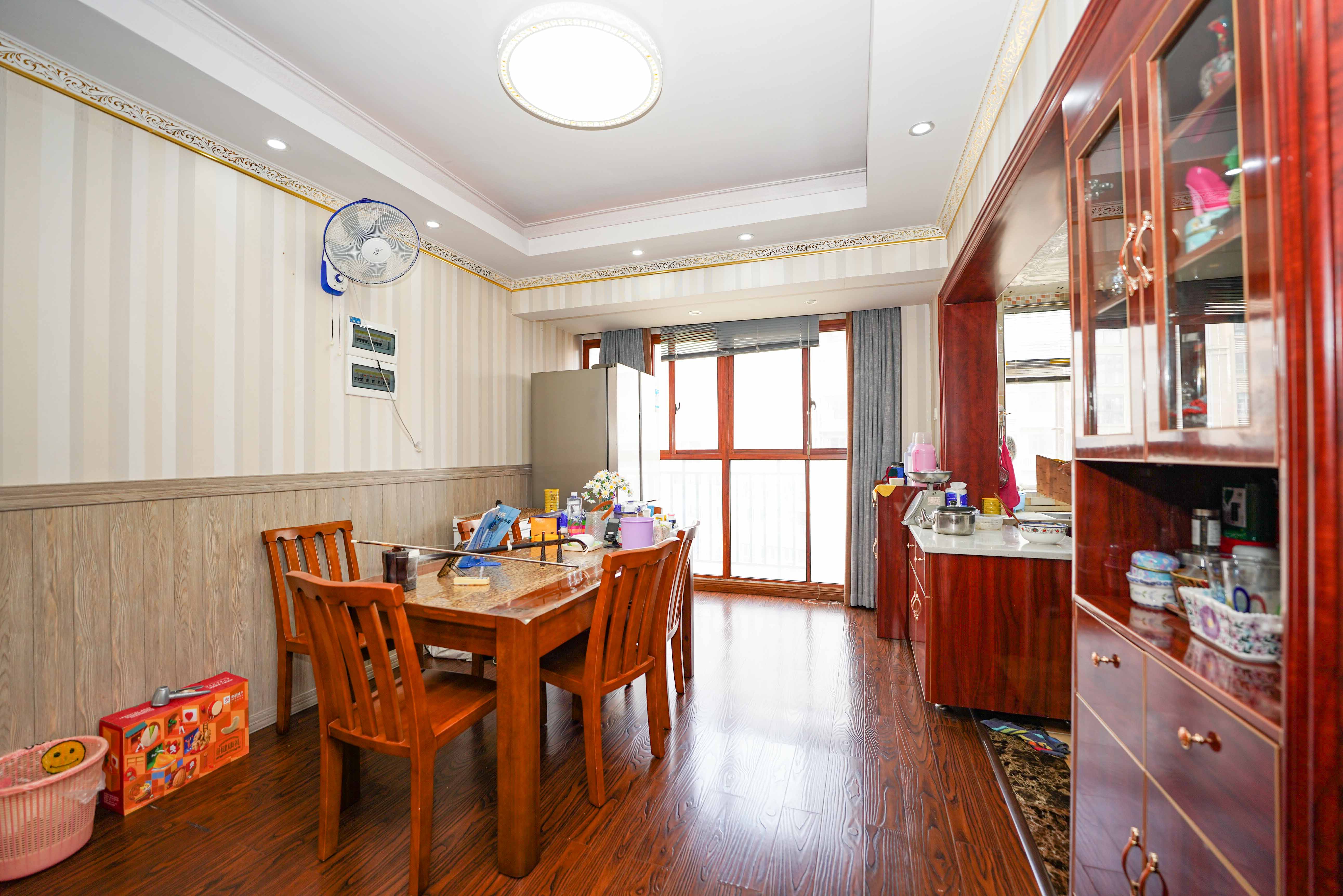 和美星城  4室2厅2卫    126.0万客厅