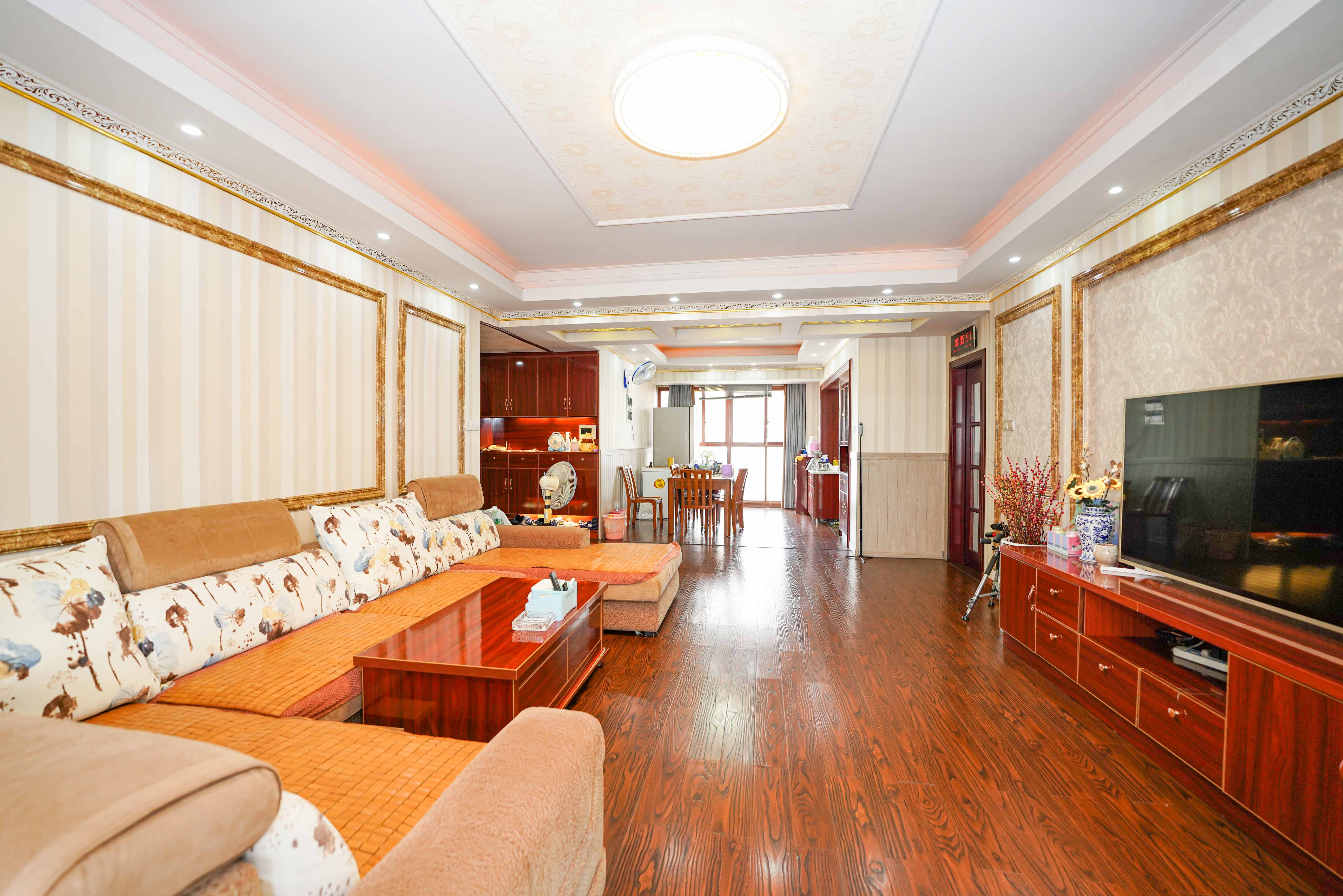 和美星城 4室2厅2卫 126.0万 和美星城 4室2厅2卫 126.0万客厅