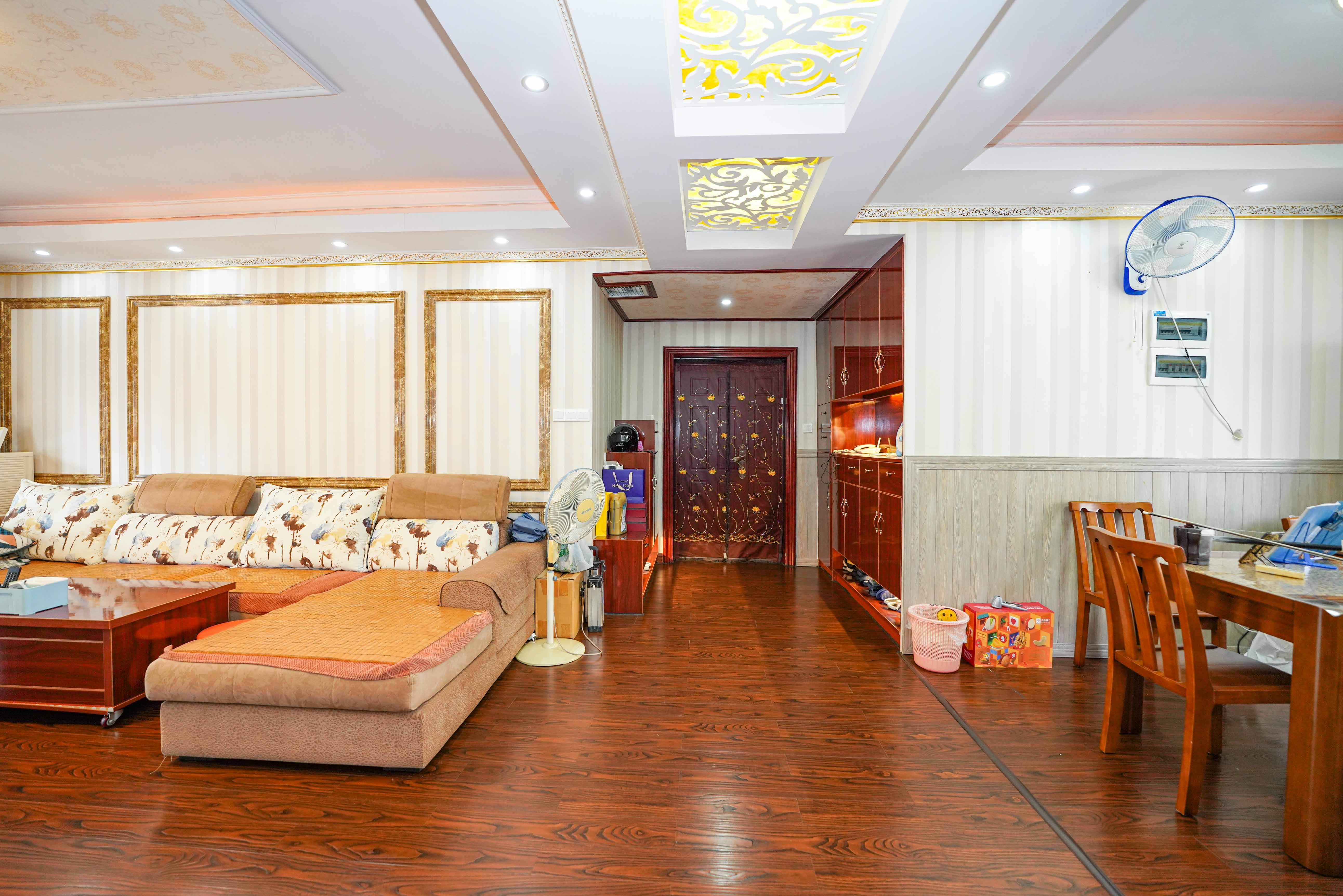 和美星城  4室2厅2卫    126.0万客厅