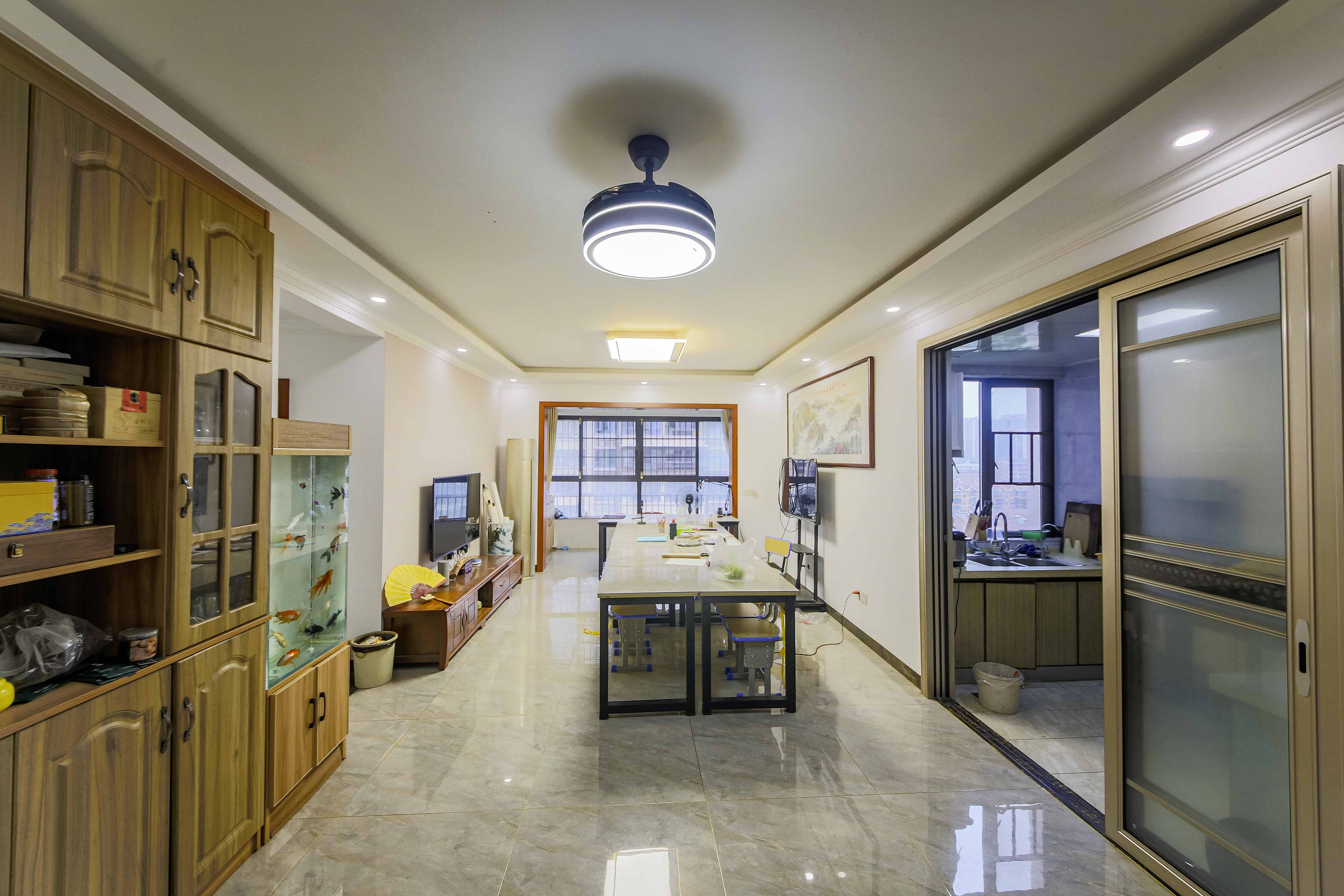 新新花园 4室2厅2卫 128.0万 新新花园 4室2厅2卫 128.0万客厅