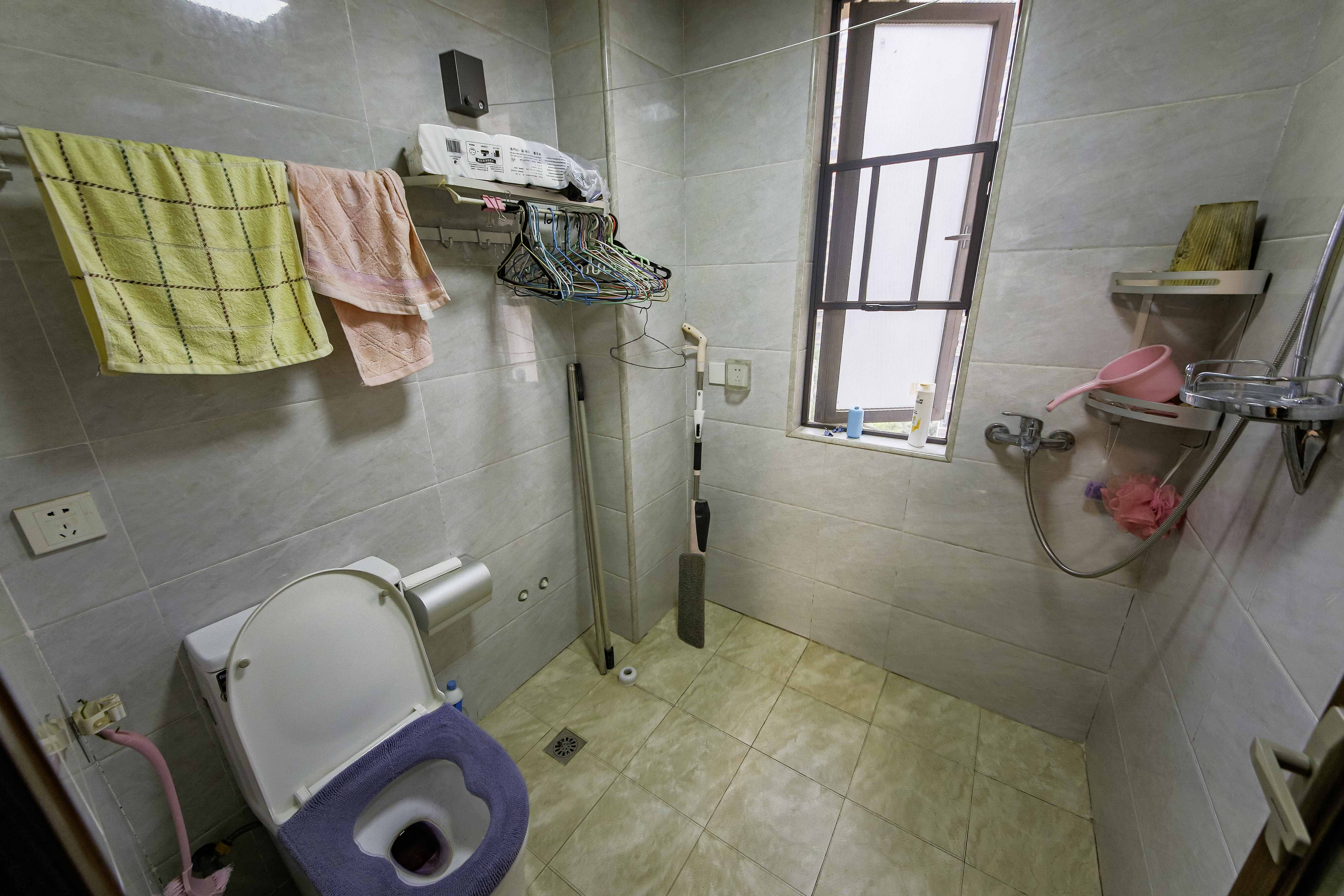 新新花园 4室2厅2卫 128.0万 新新花园 4室2厅2卫 128.0万卫生间