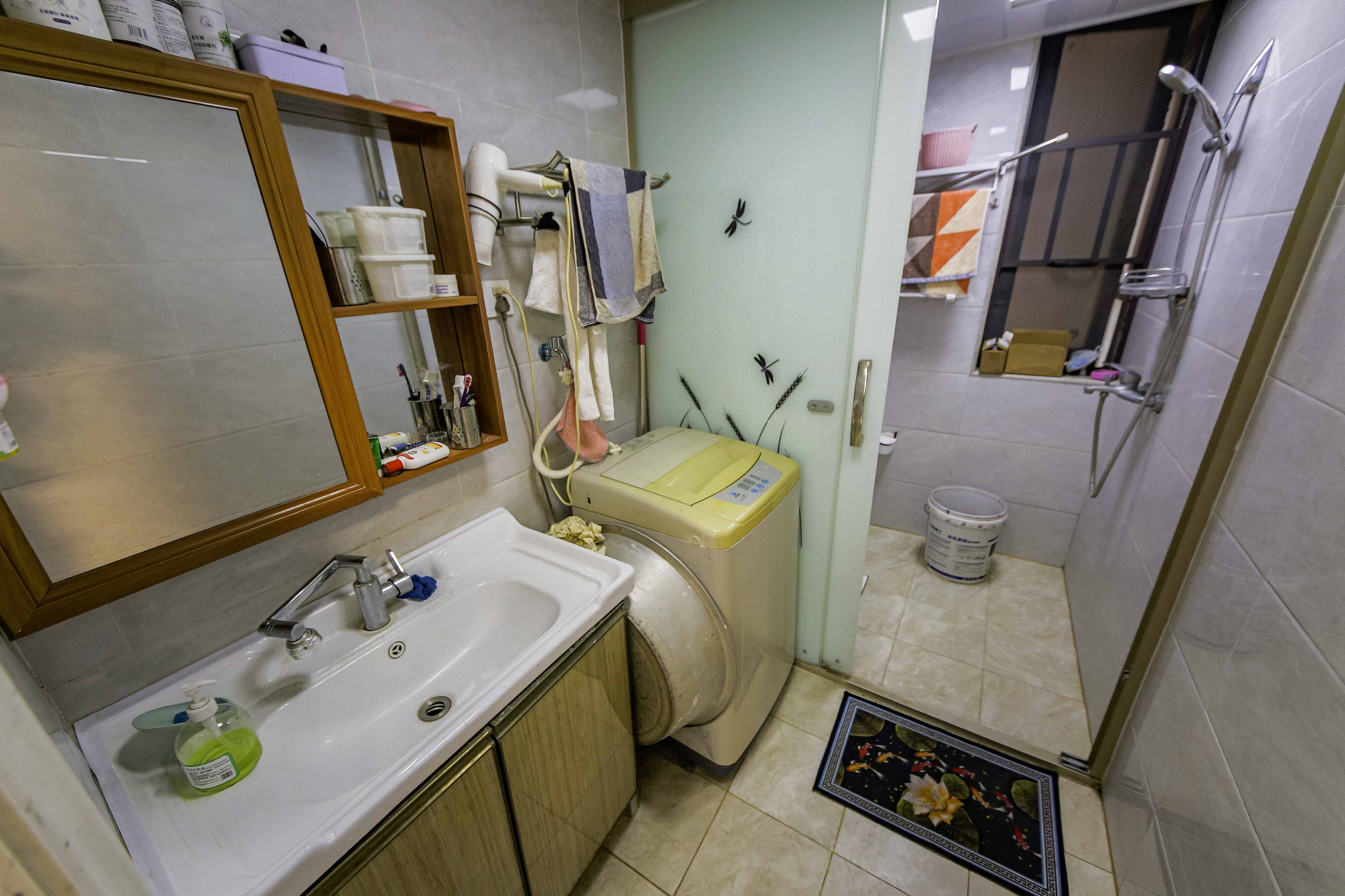 新新花园 4室2厅2卫 128.0万 新新花园 4室2厅2卫 128.0万卫生间