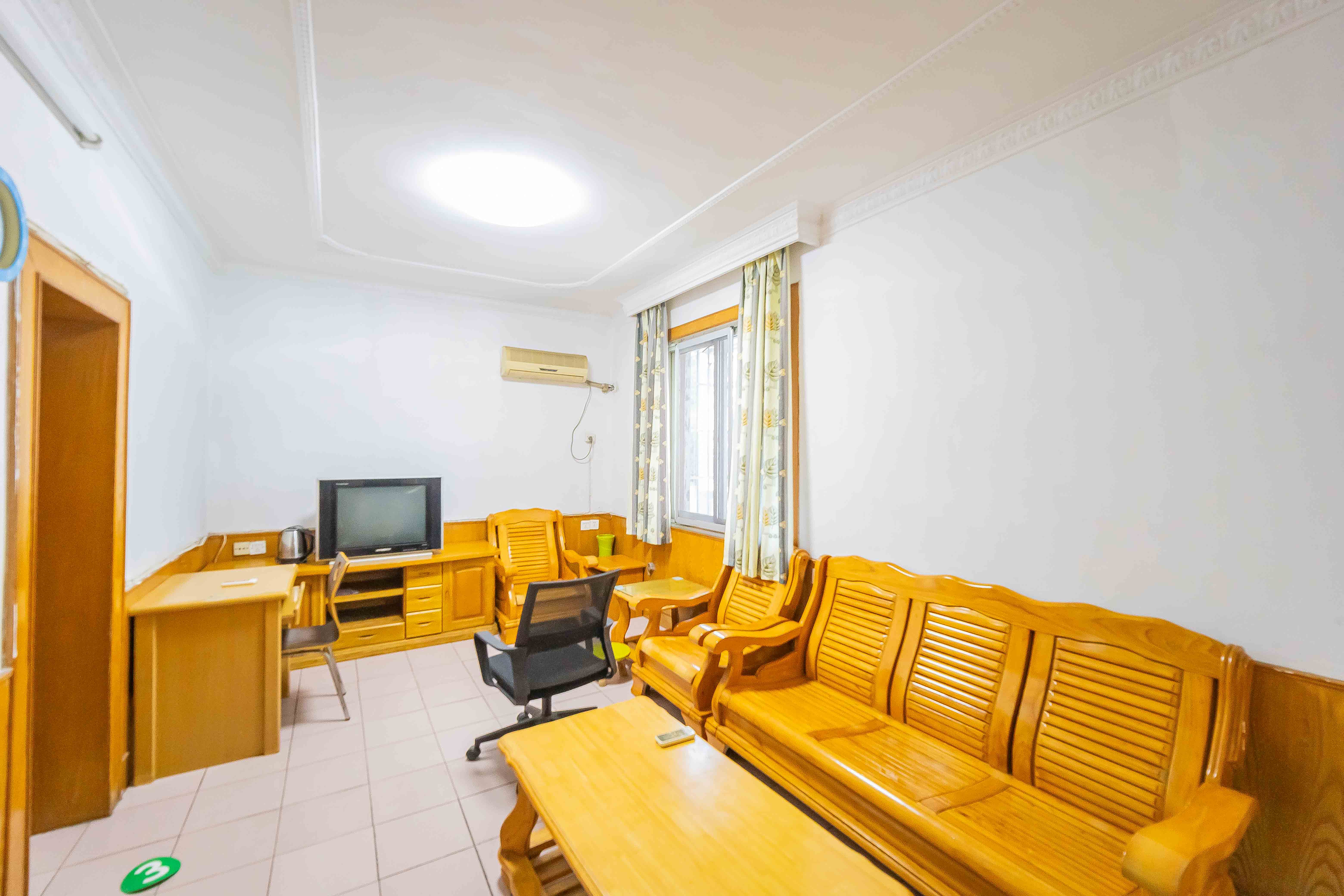 向东南社区 2室1厅1卫 29.9万 向东南社区 2室1厅1卫 29.9万客厅