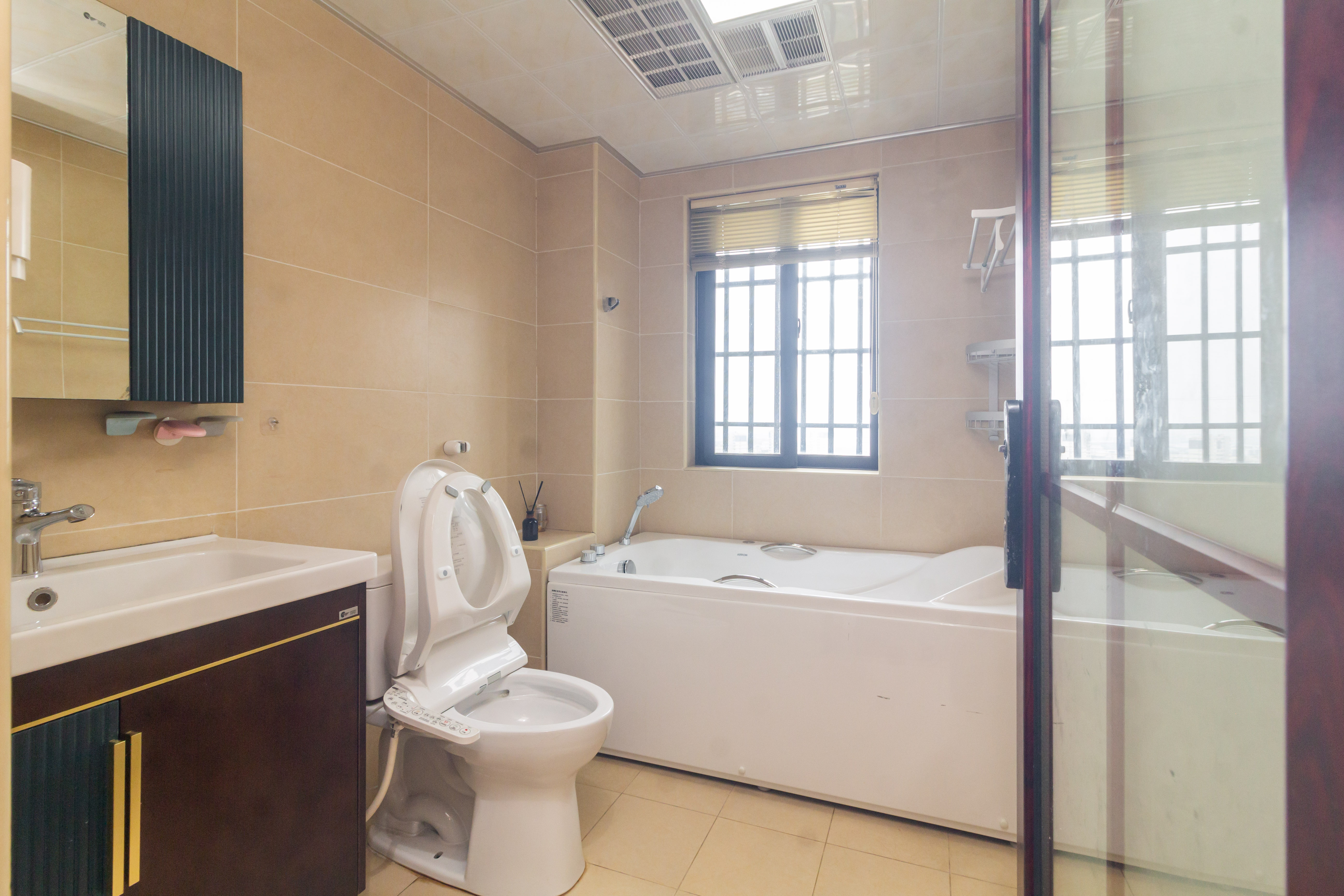 康桥长郡 4室2厅2卫 98.0万 康桥长郡 4室2厅2卫 98.0万卫生间