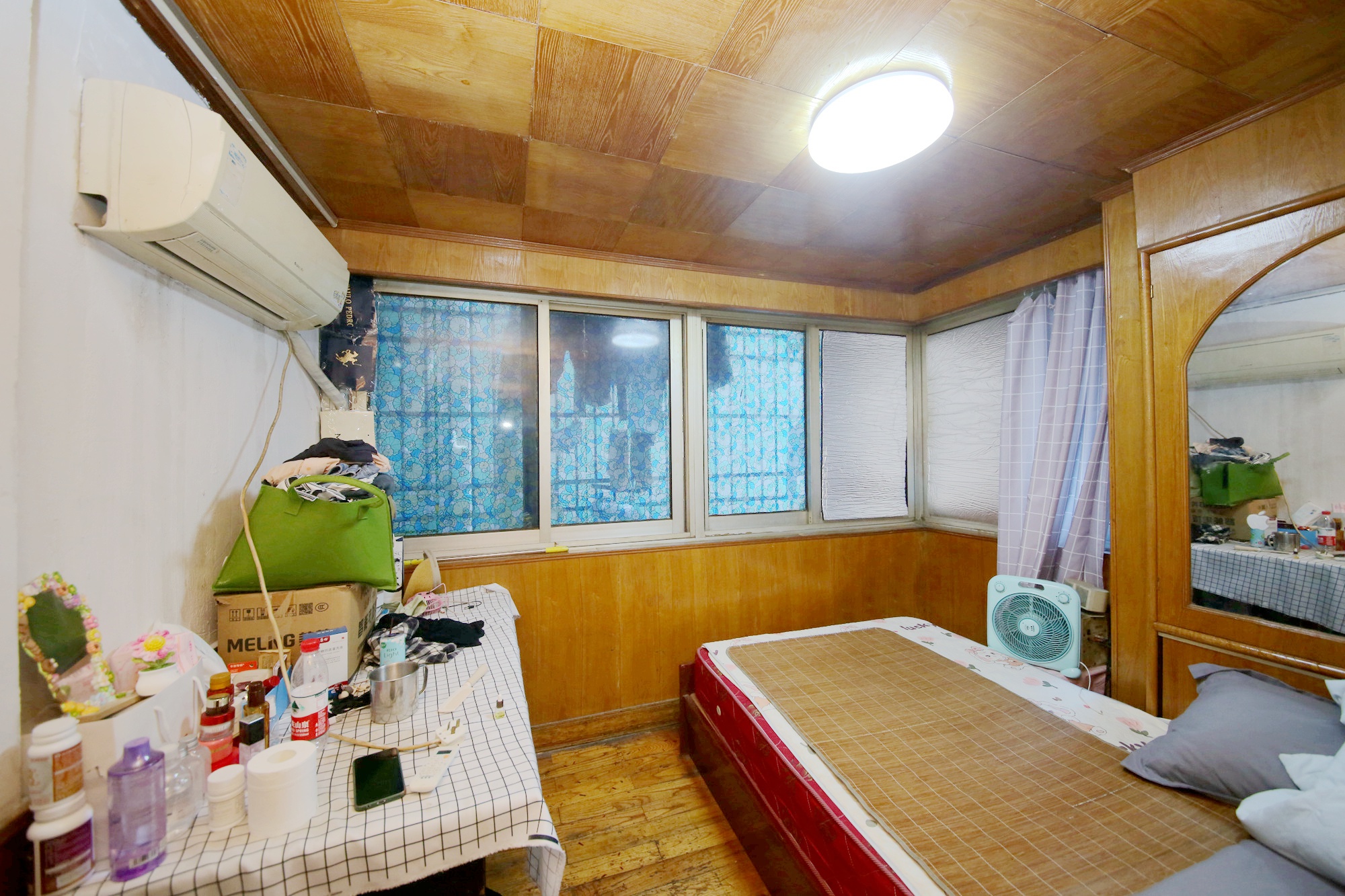 坡子街综合楼  2室1厅1卫   52.00万卧室