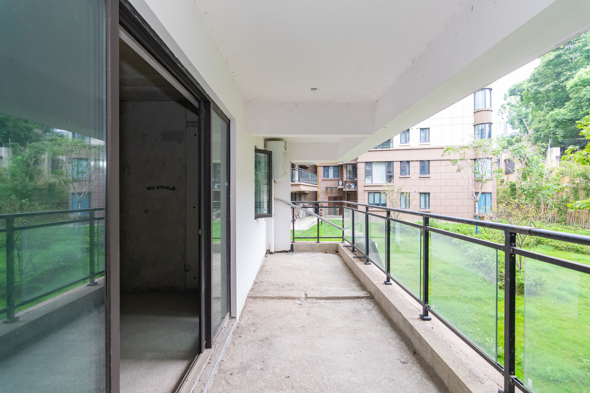 润和谷山郡(悦禧山庄水榭花都) 5室2厅1卫 139.8万 润和谷山郡(悦禧山庄水榭花都) 5室2厅1卫 139.8万阳台