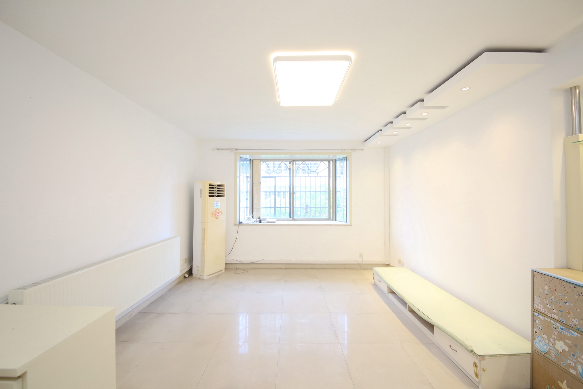 东南明苑  3室2厅2卫    69.8万客厅