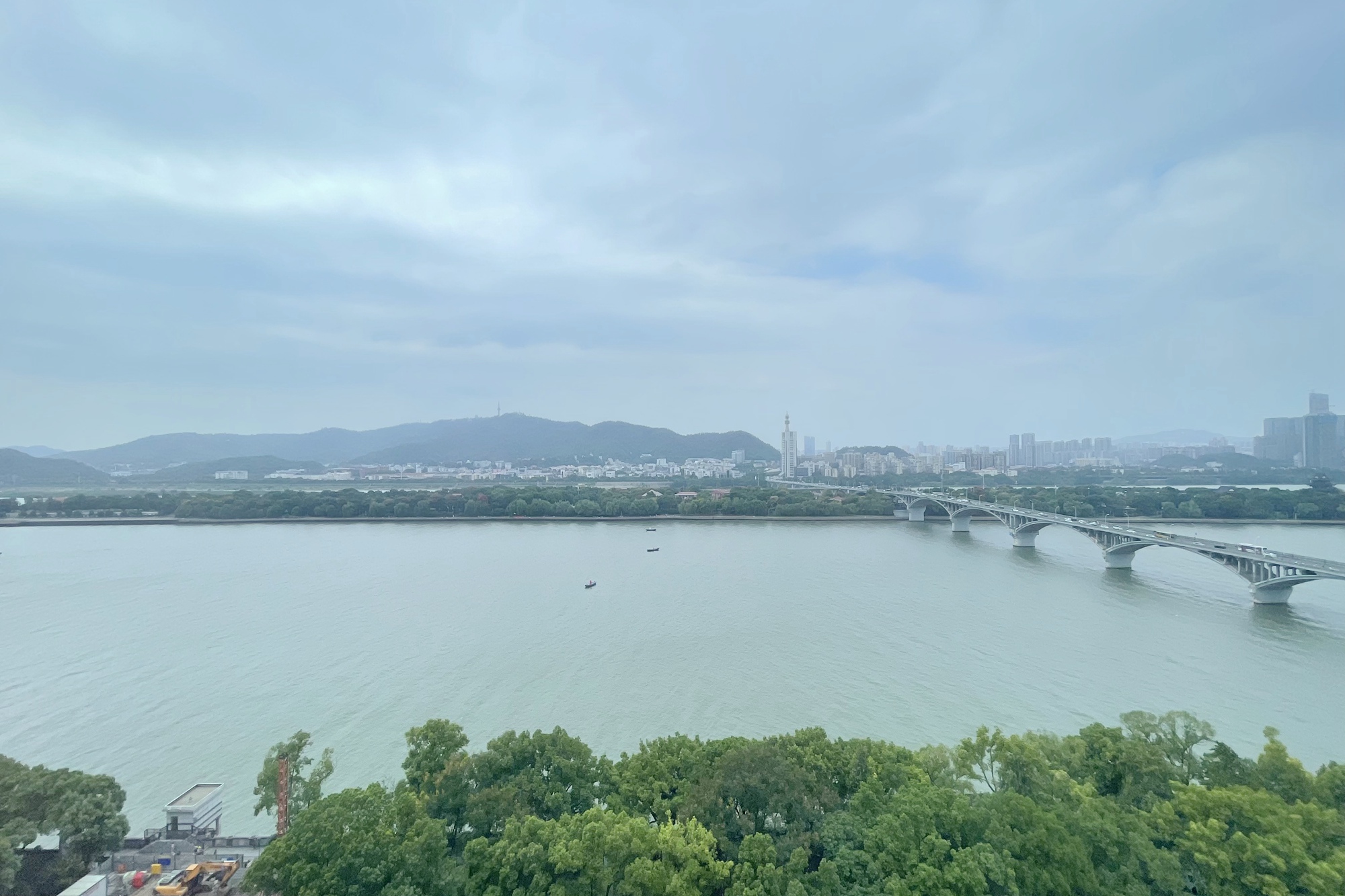 江岸丽都（江与城）  1室1厅1卫   98.00万阳台