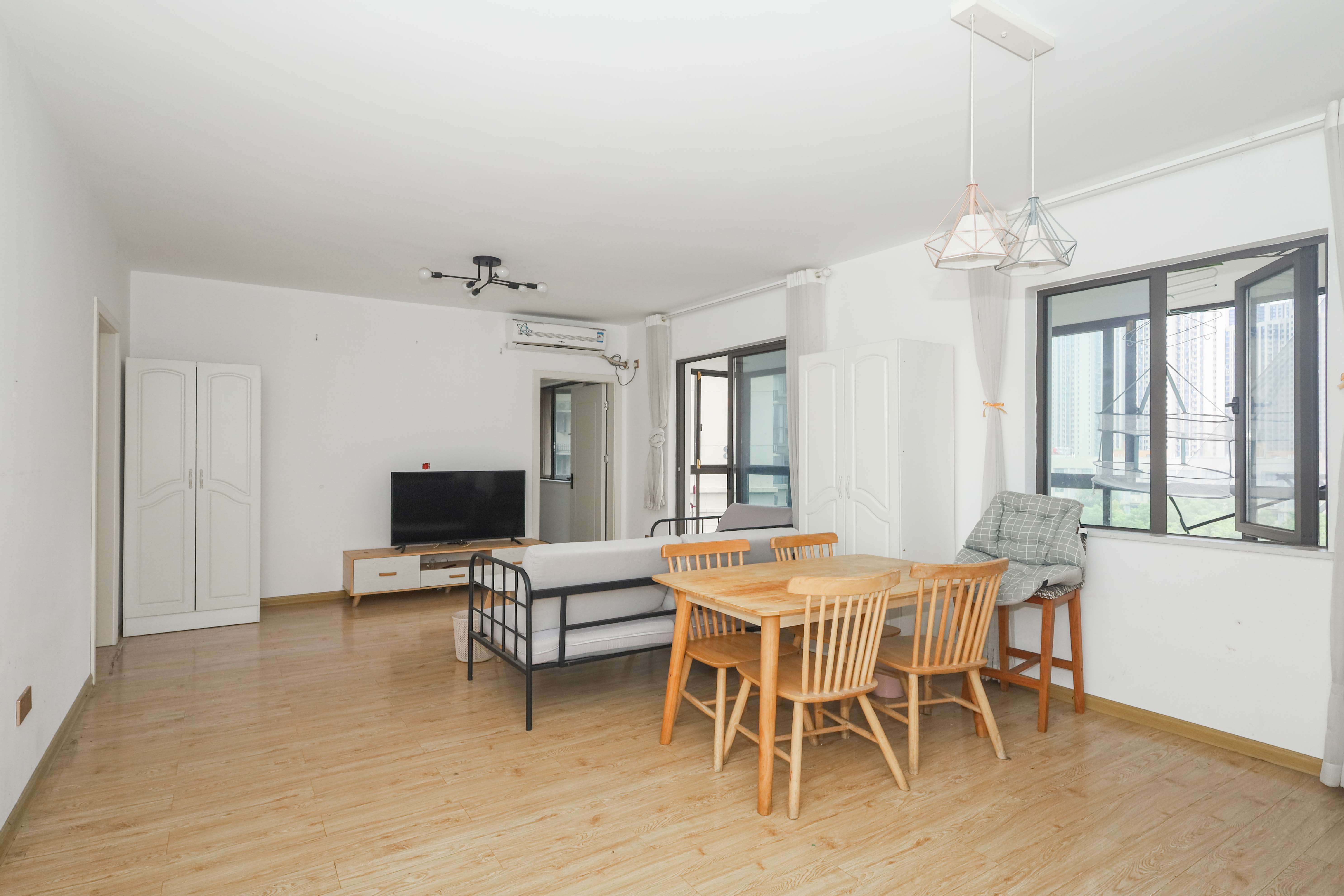 梅溪湖合能璞丽  3室2厅2卫    115.0万客厅