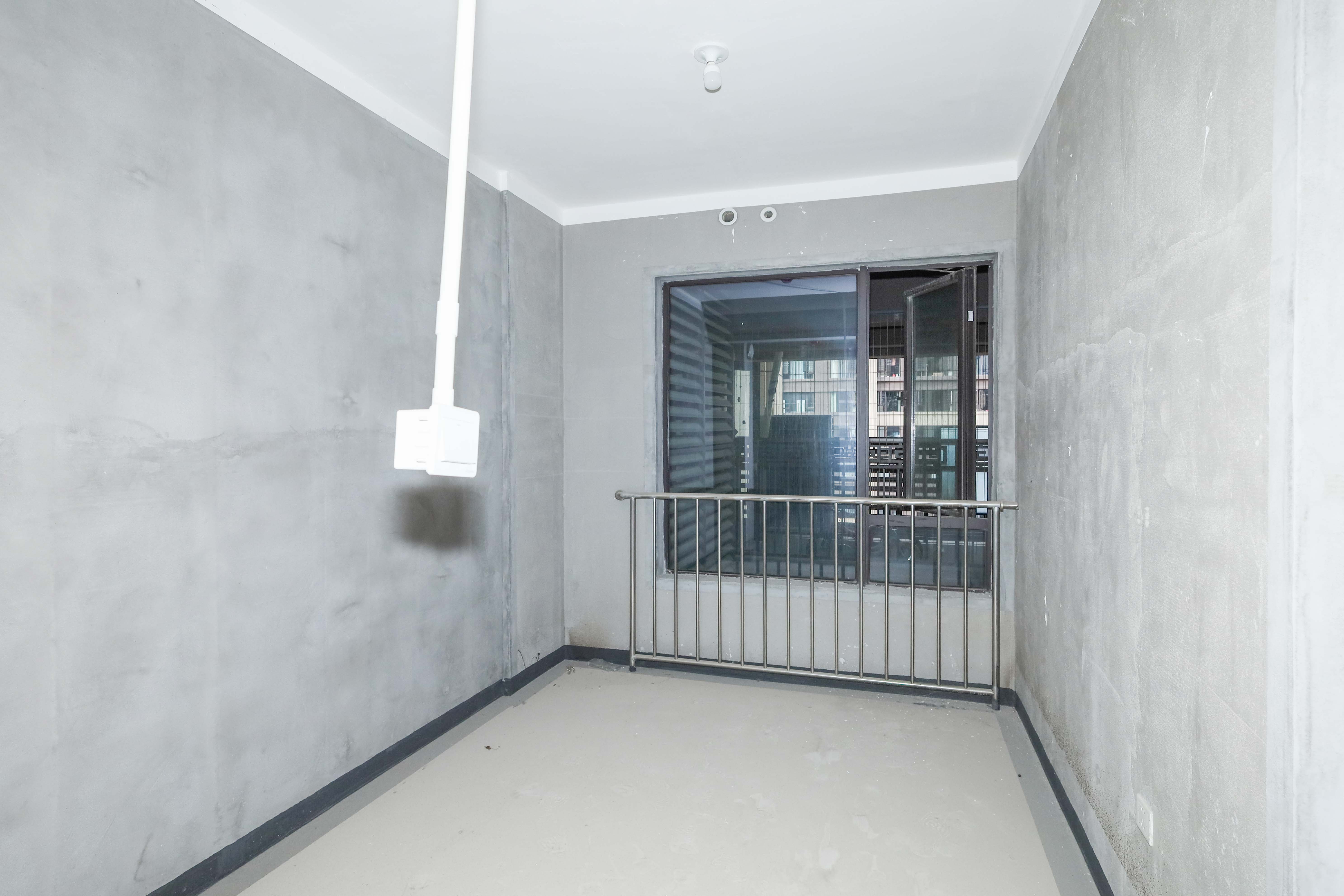 建发央著  4室2厅2卫   215.00万卧室