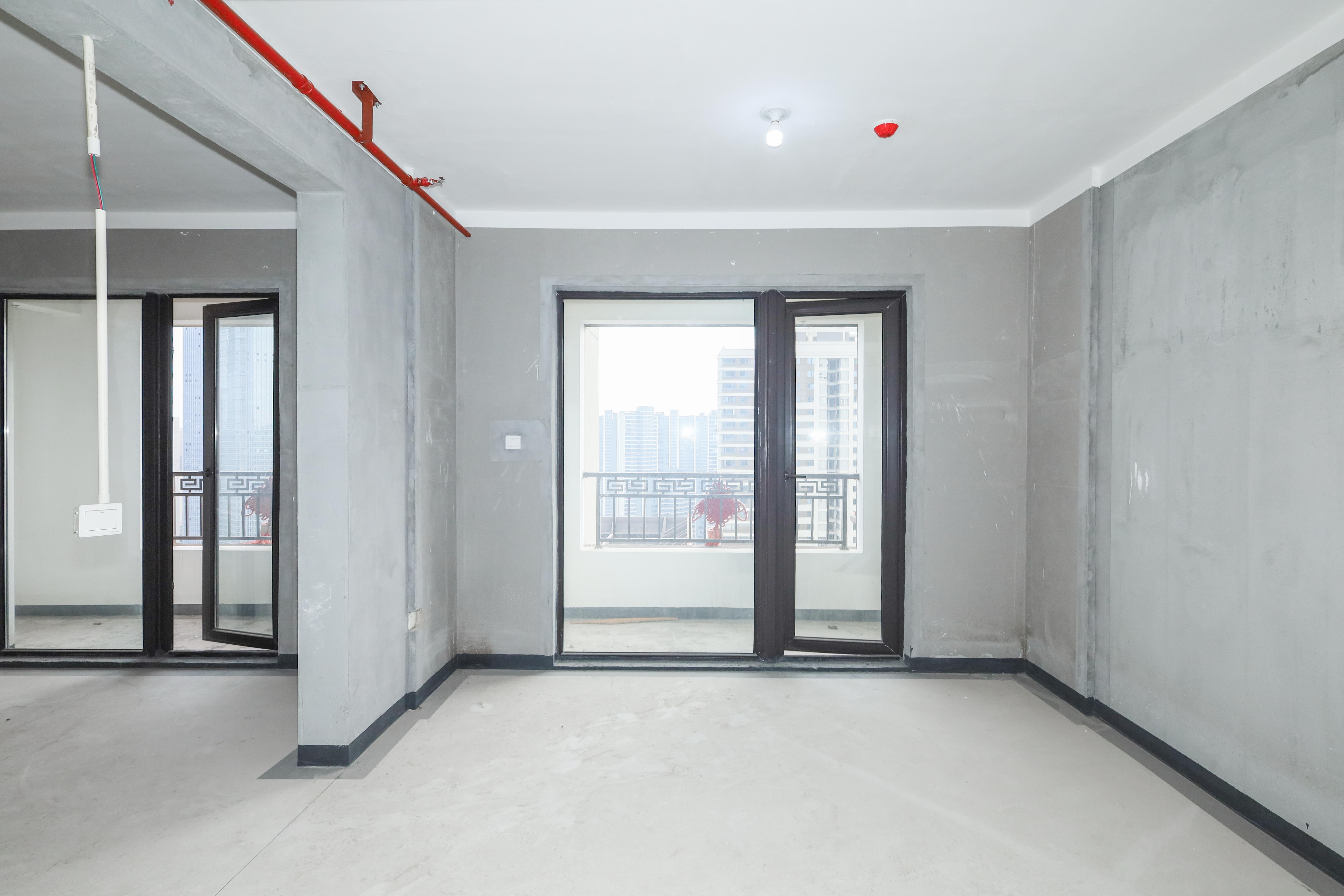 建发央著  4室2厅2卫   215.00万卧室
