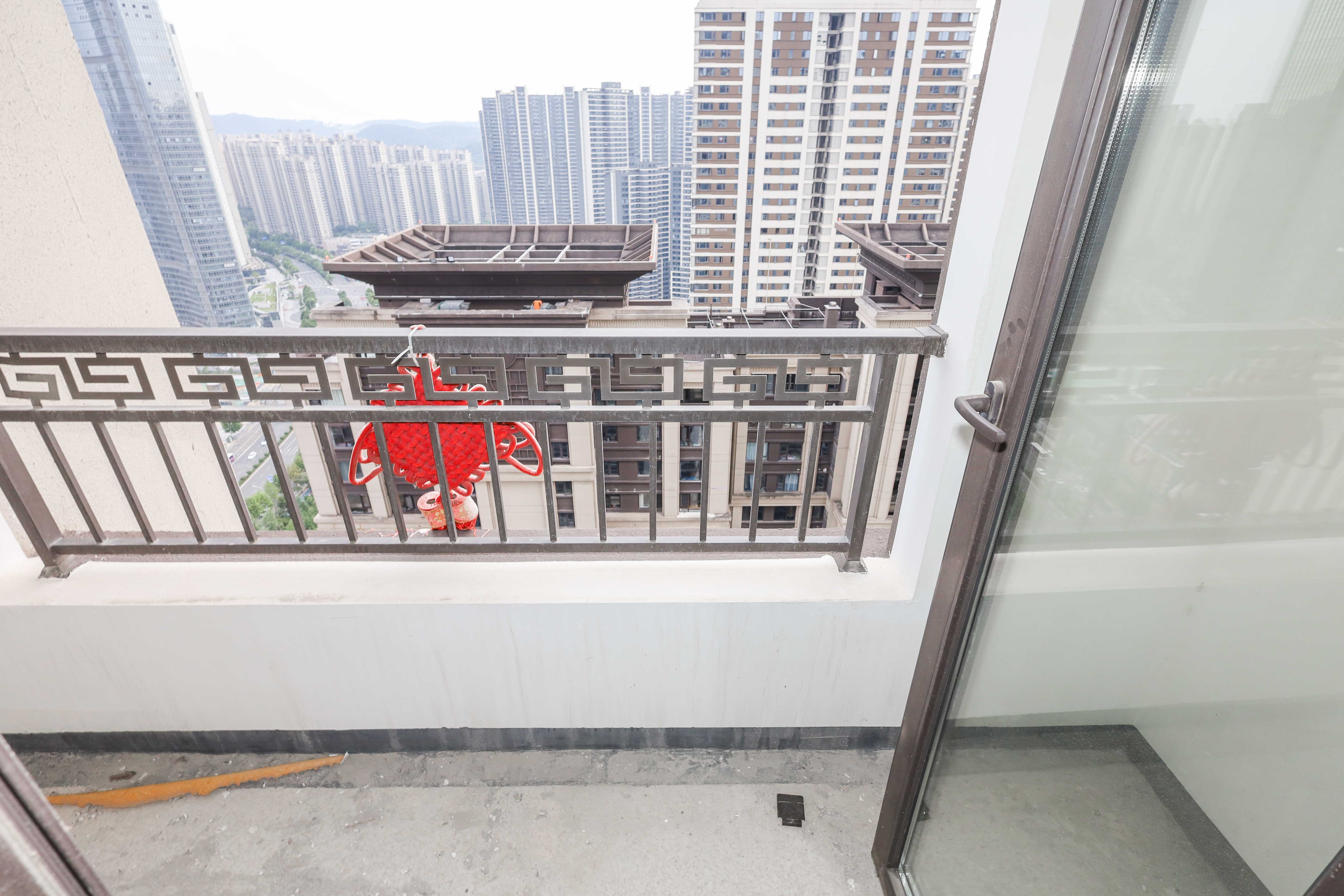 建发央著  4室2厅2卫   215.00万阳台