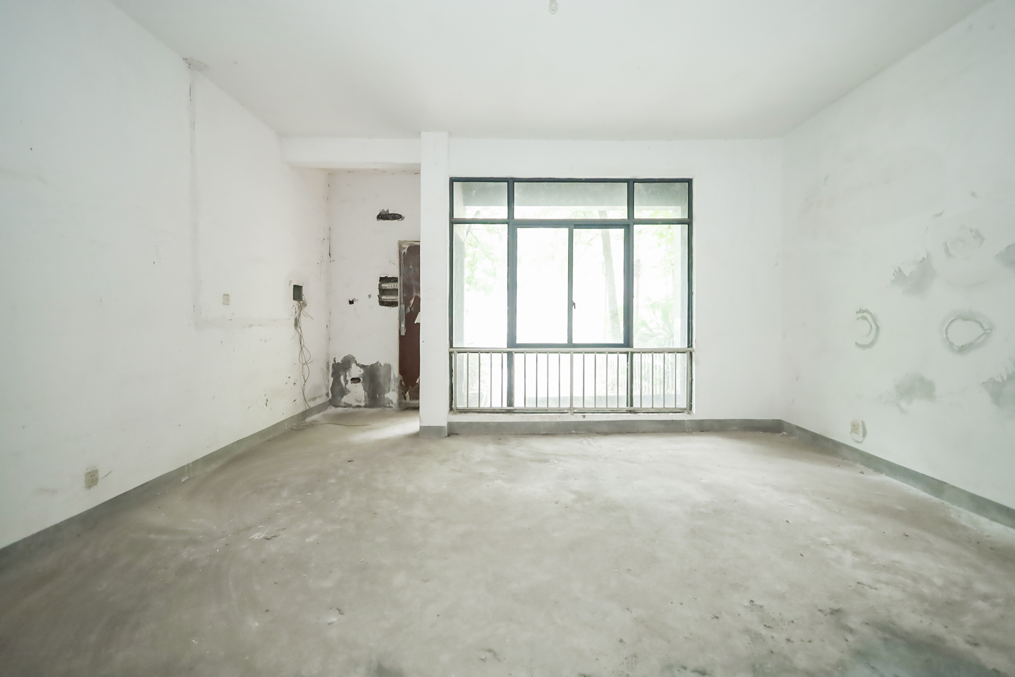 西山汇景一、二期  4室2厅5卫    480.0万 西山汇景一、二期  4室2厅5卫    480.0万客厅