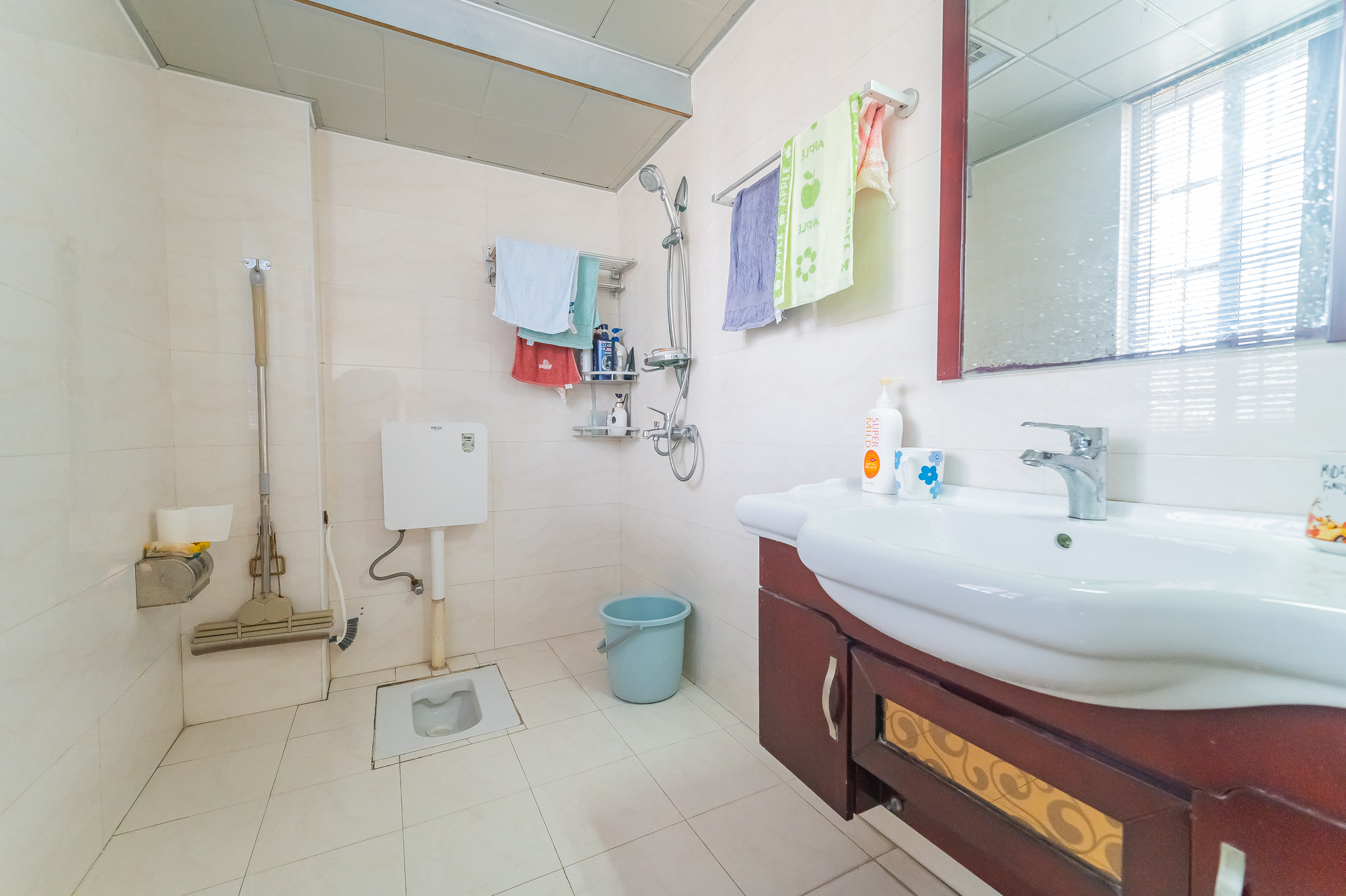 警苑星城 4室2厅2卫 86.6万 警苑星城 4室2厅2卫 86.6万卫生间