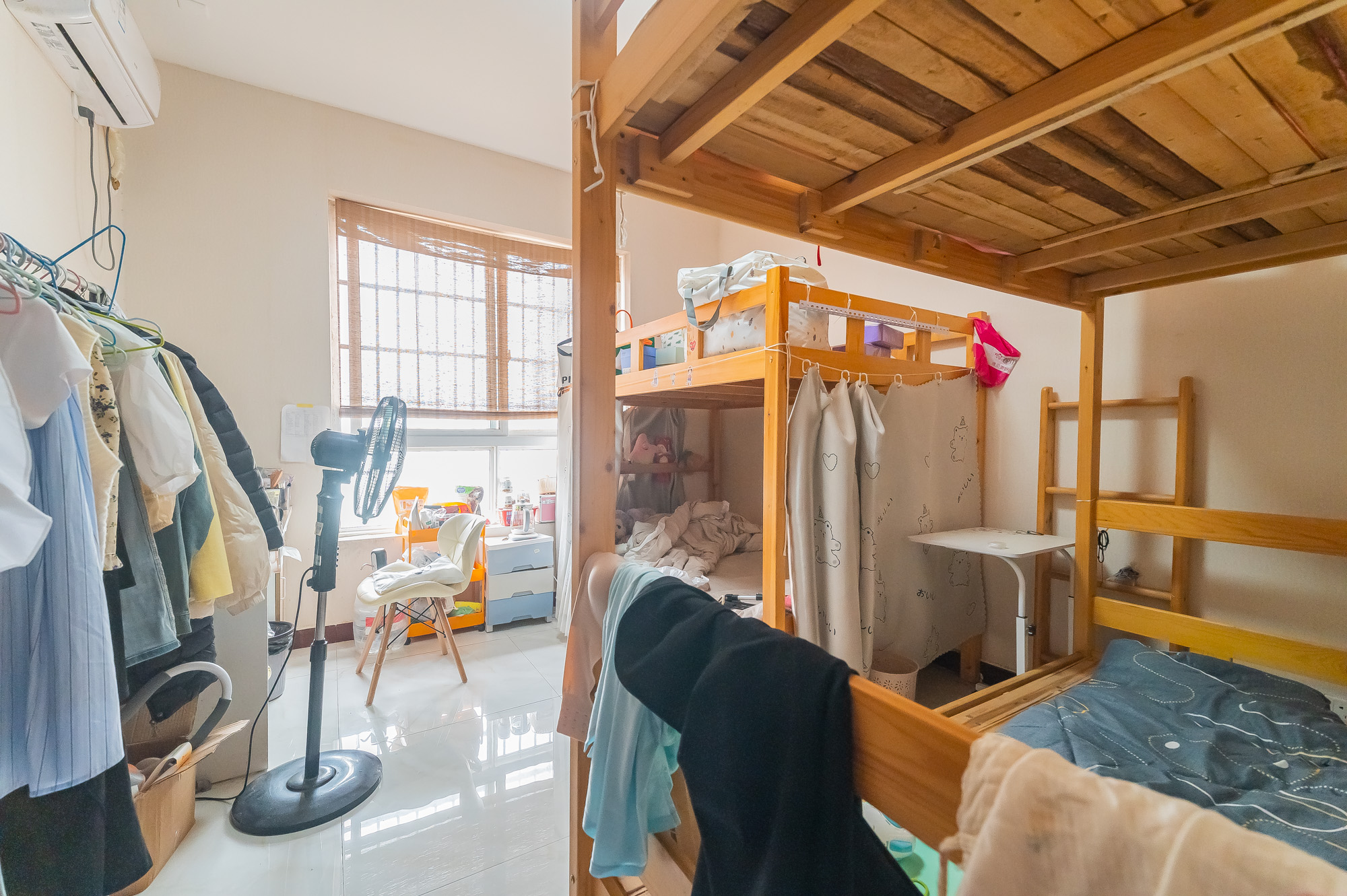 爱琴海岸  5室2厅2卫    82.0万 爱琴海岸  5室2厅2卫    82.0万卧室