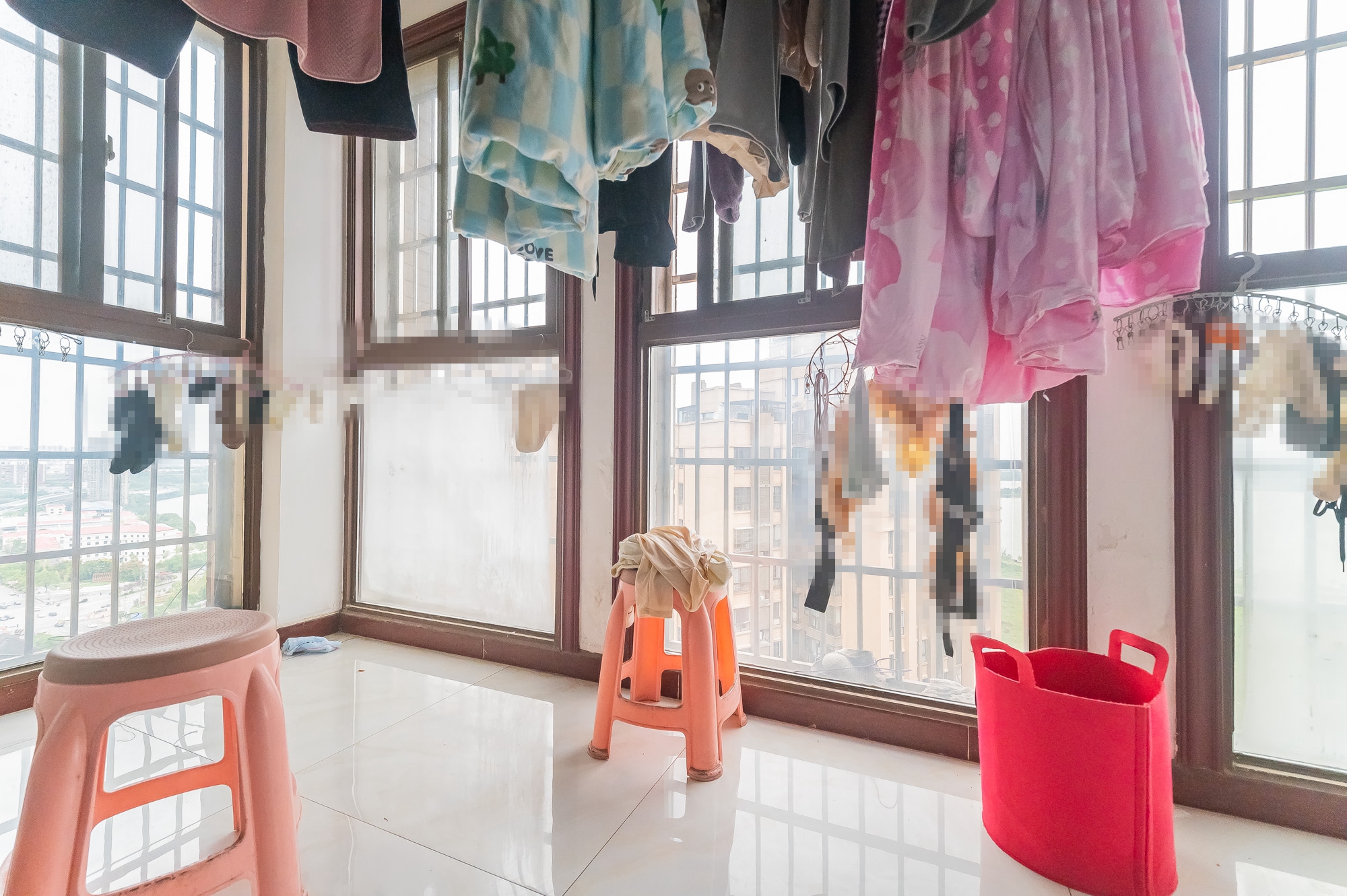 爱琴海岸  5室2厅2卫    82.0万 爱琴海岸  5室2厅2卫    82.0万阳台