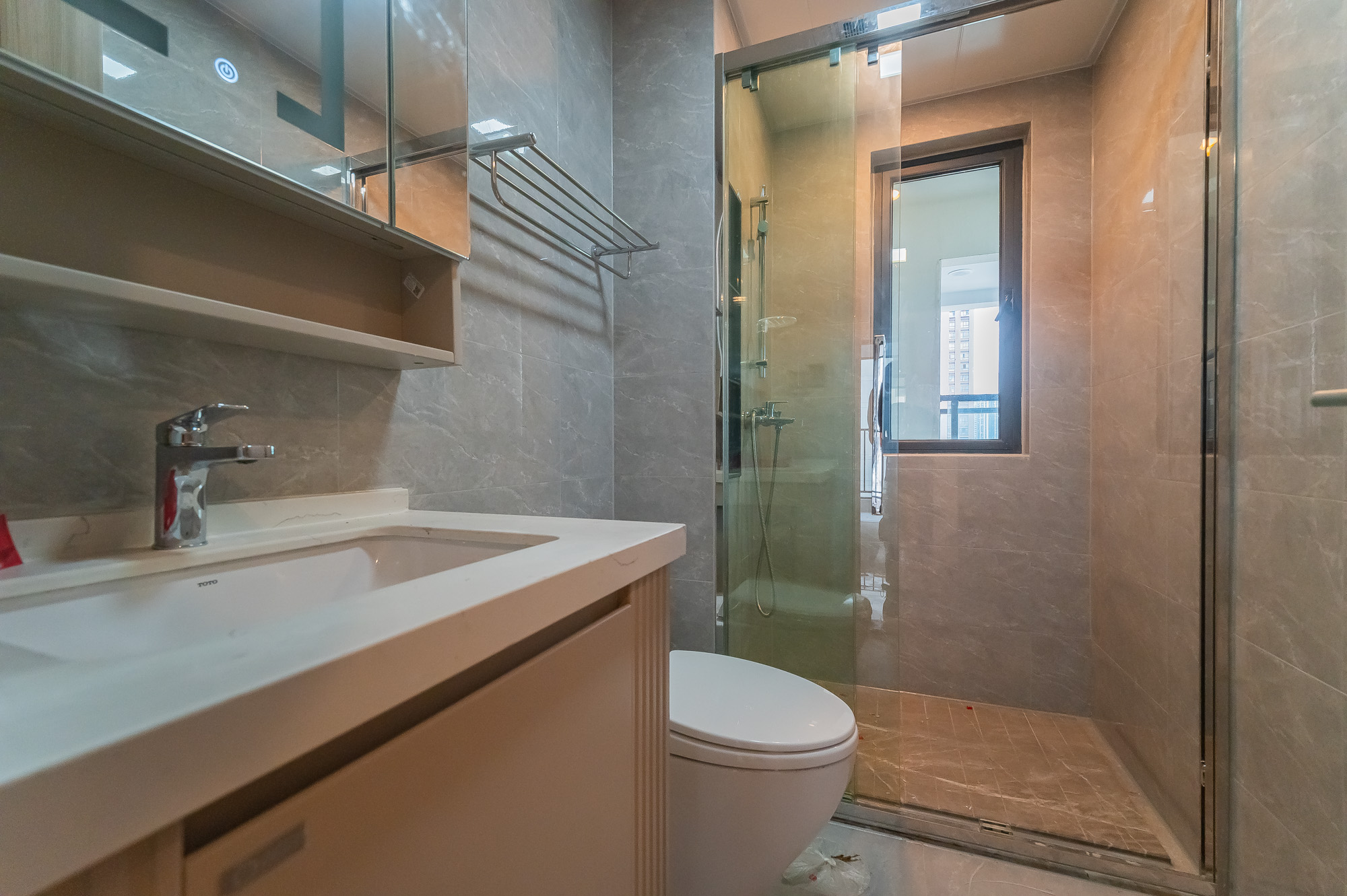 三一云谷  3室2厅2卫    106.0万卫生间