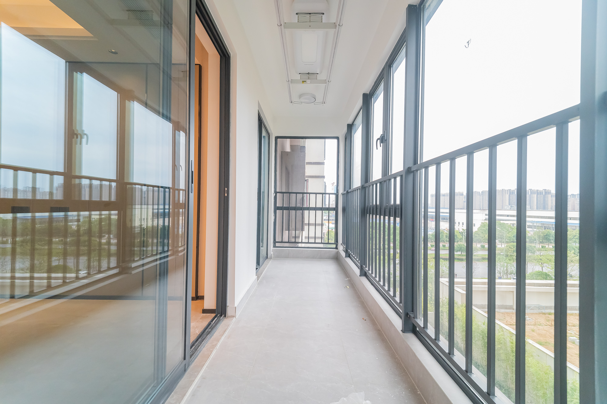 三一云谷  3室2厅2卫    106.0万阳台