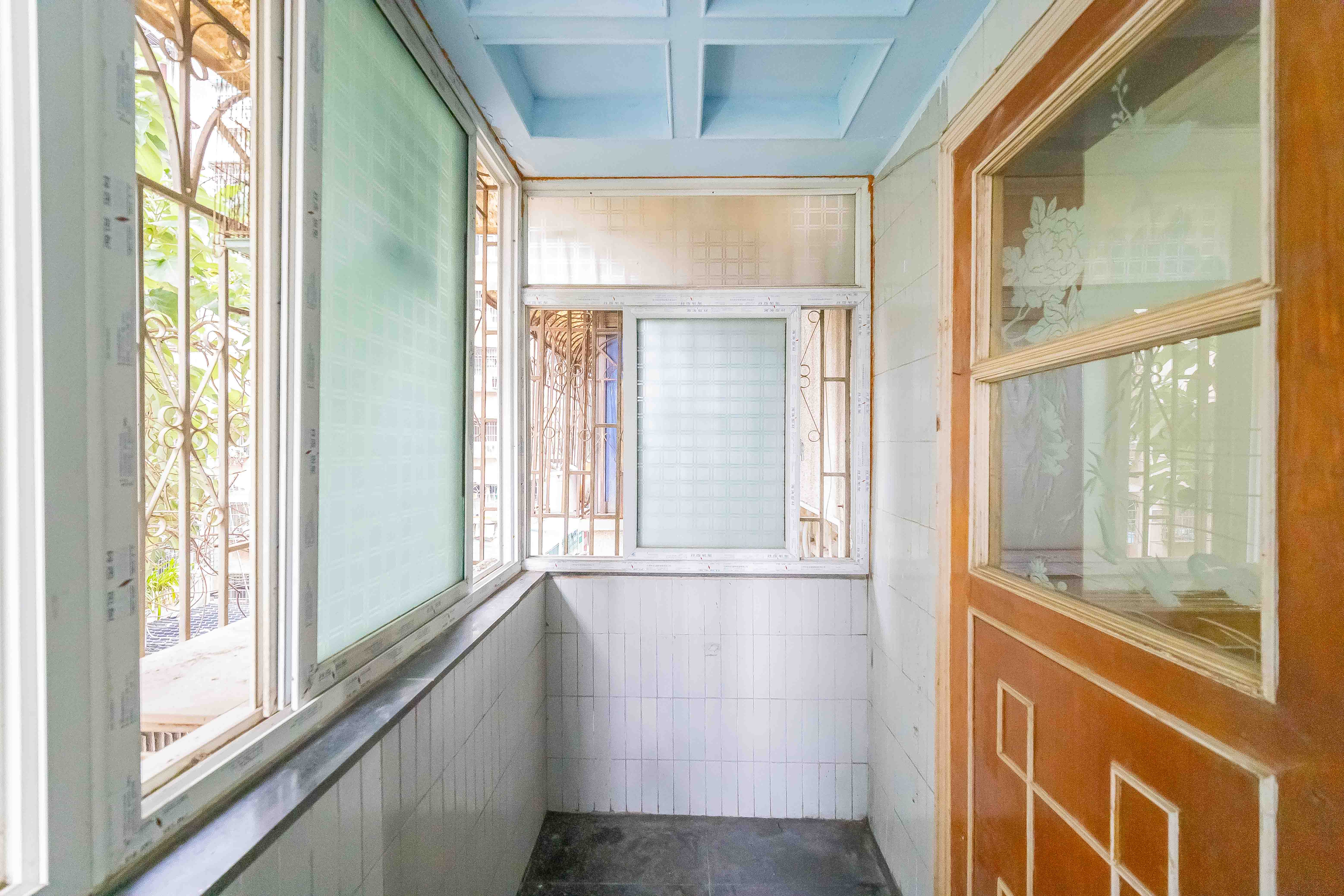 杏花苑 3室2厅2卫 60.0万 杏花苑 3室2厅2卫 60.0万阳台