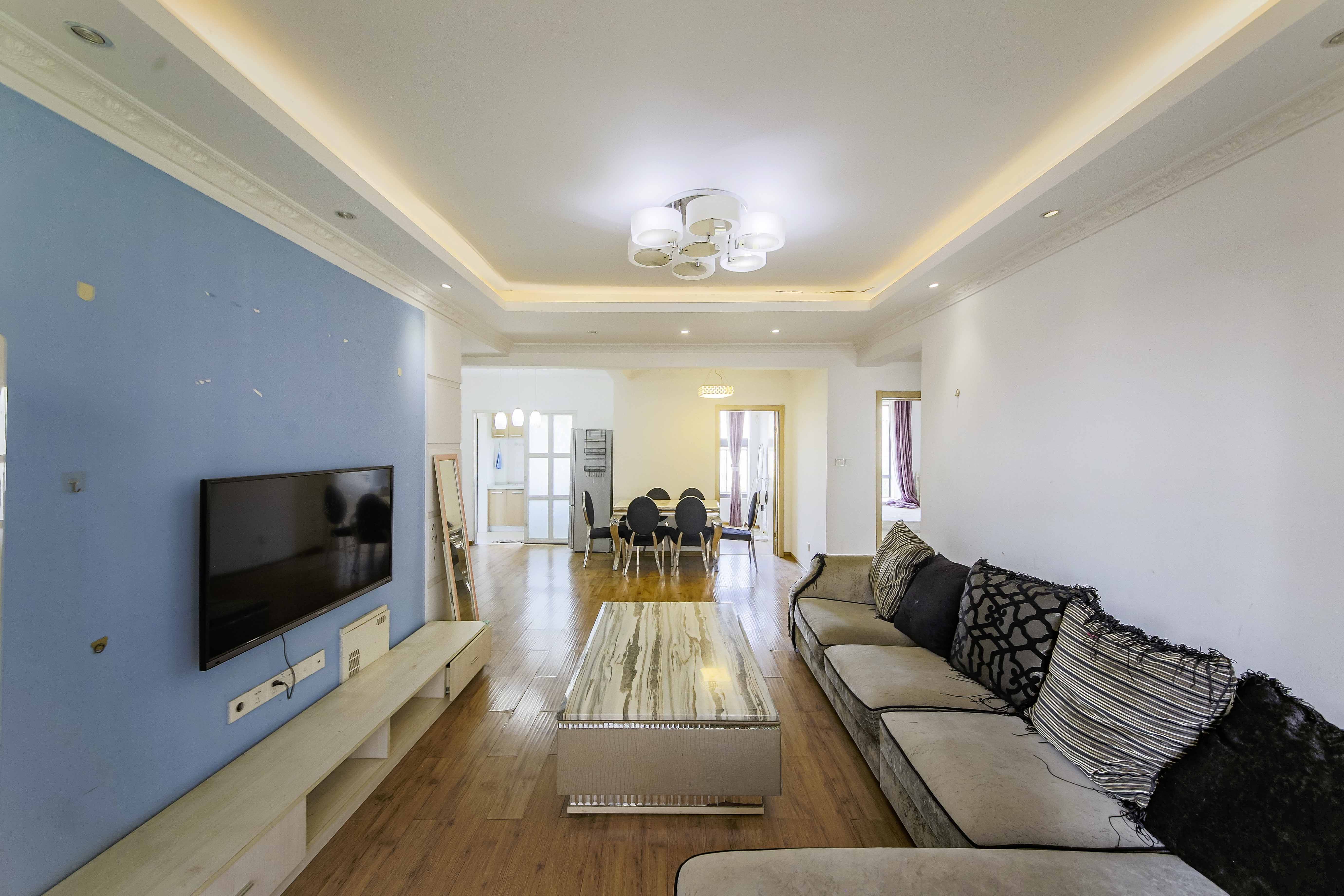 兴汝金城 3室2厅1卫 95.0万 兴汝金城 3室2厅1卫 95.0万客厅