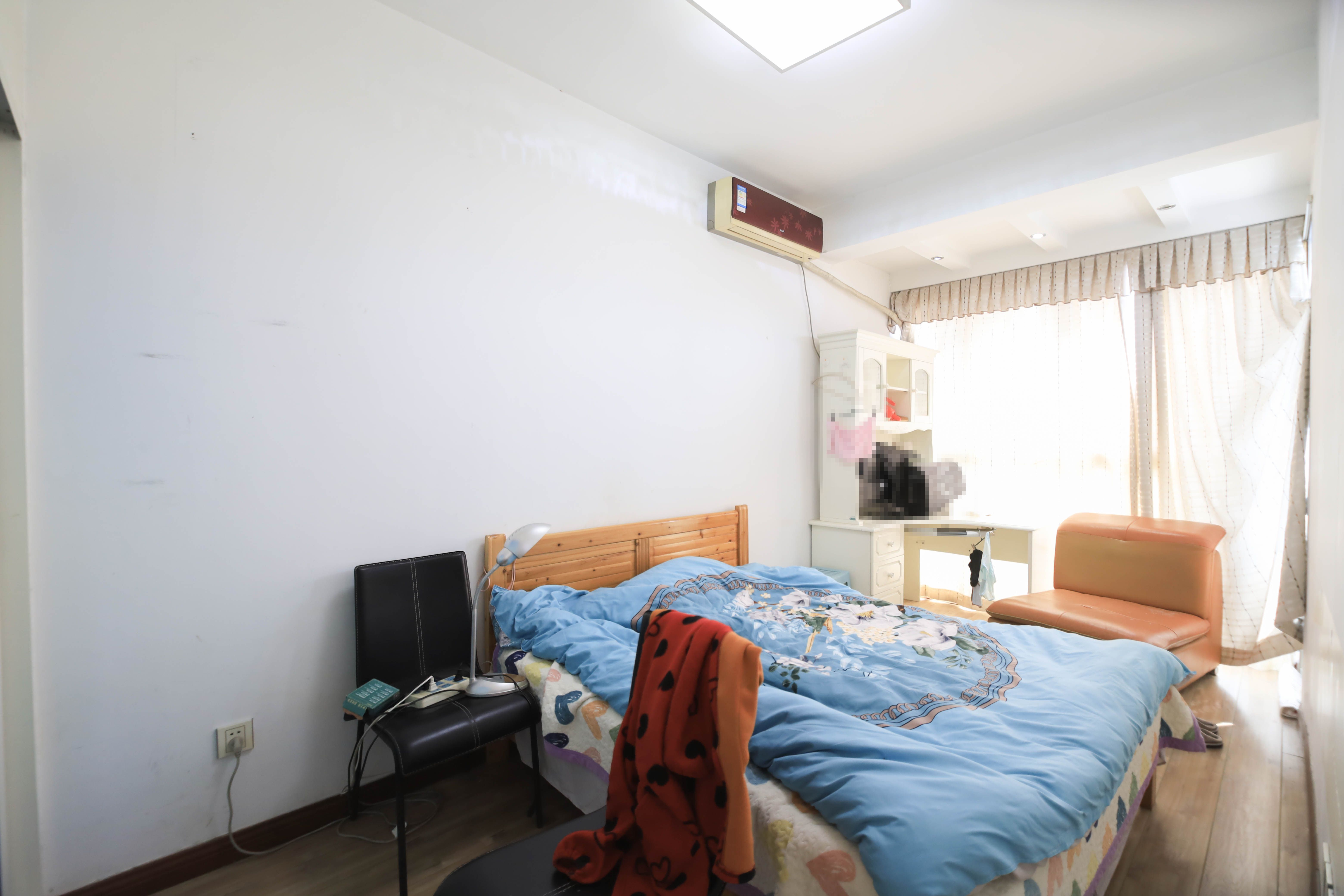 岳泰理想城  3室2厅2卫   86.00万卧室
