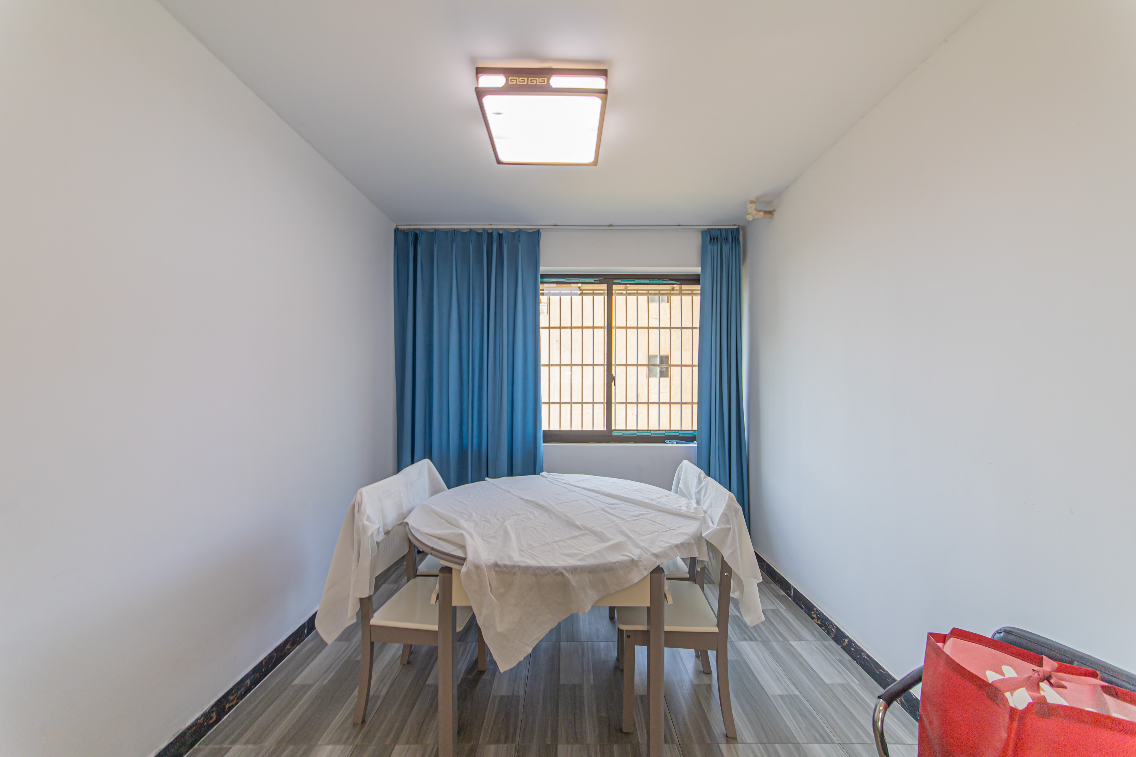 幸福庄园  4室2厅2卫   85.80万卧室