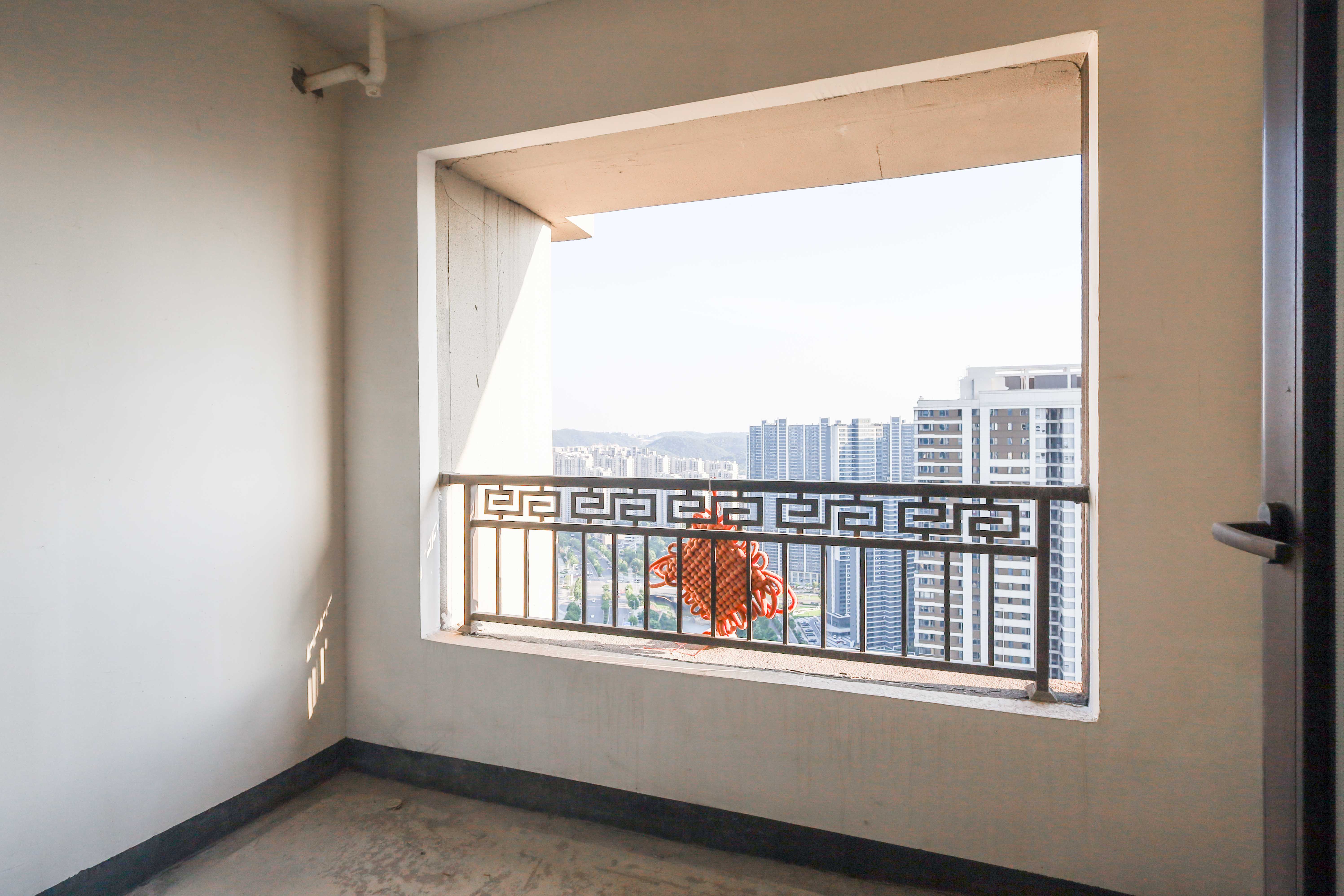 建发央著  4室2厅0卫   250.00万阳台