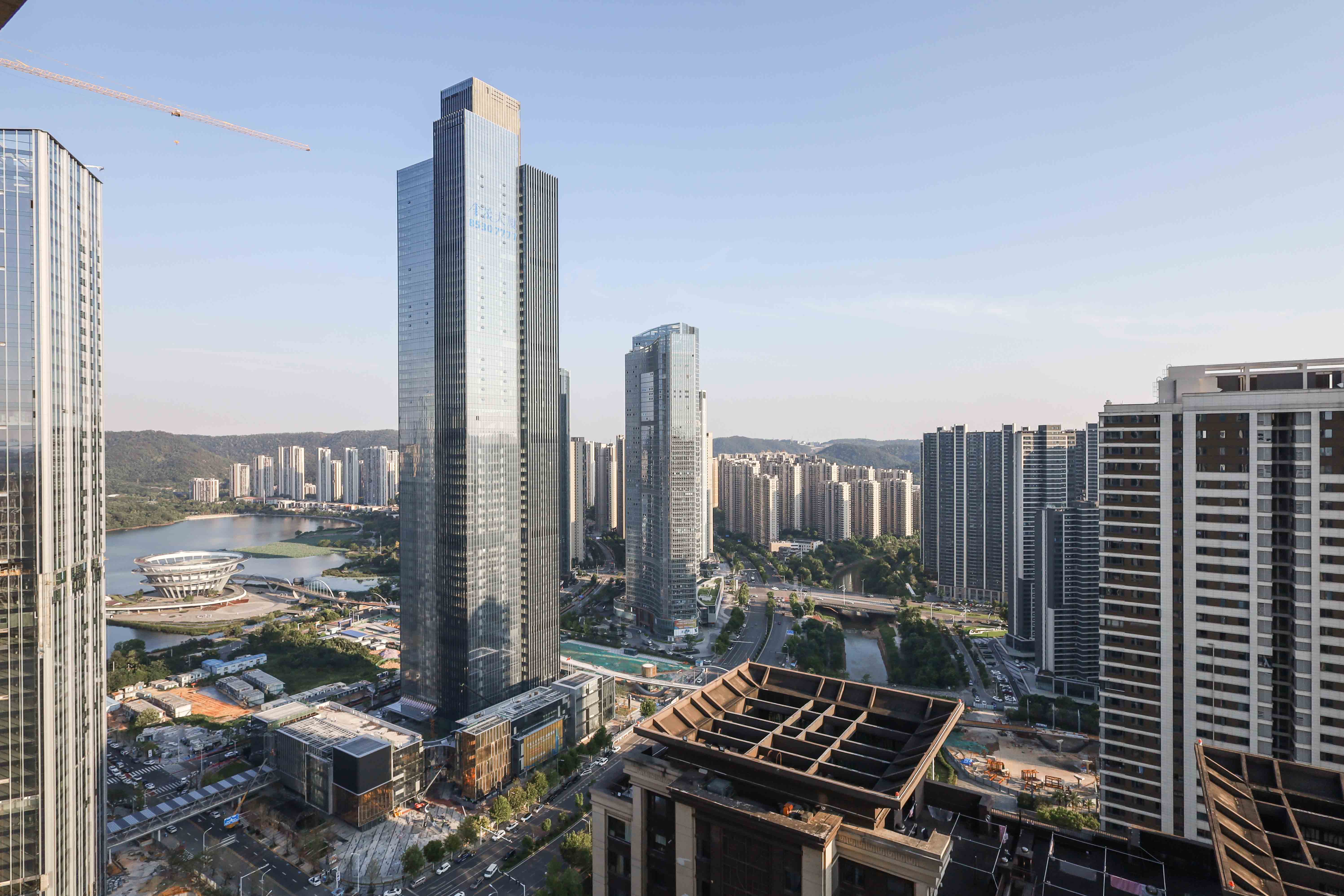 建发央著  4室2厅0卫   250.00万阳台