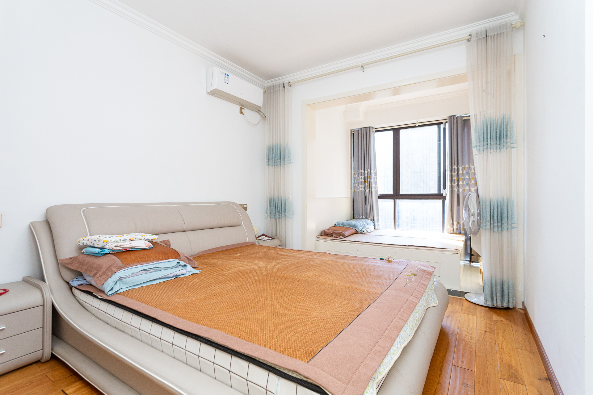 乾源国际  2室2厅1卫    63.8万 乾源国际  2室2厅1卫    63.8万卧室