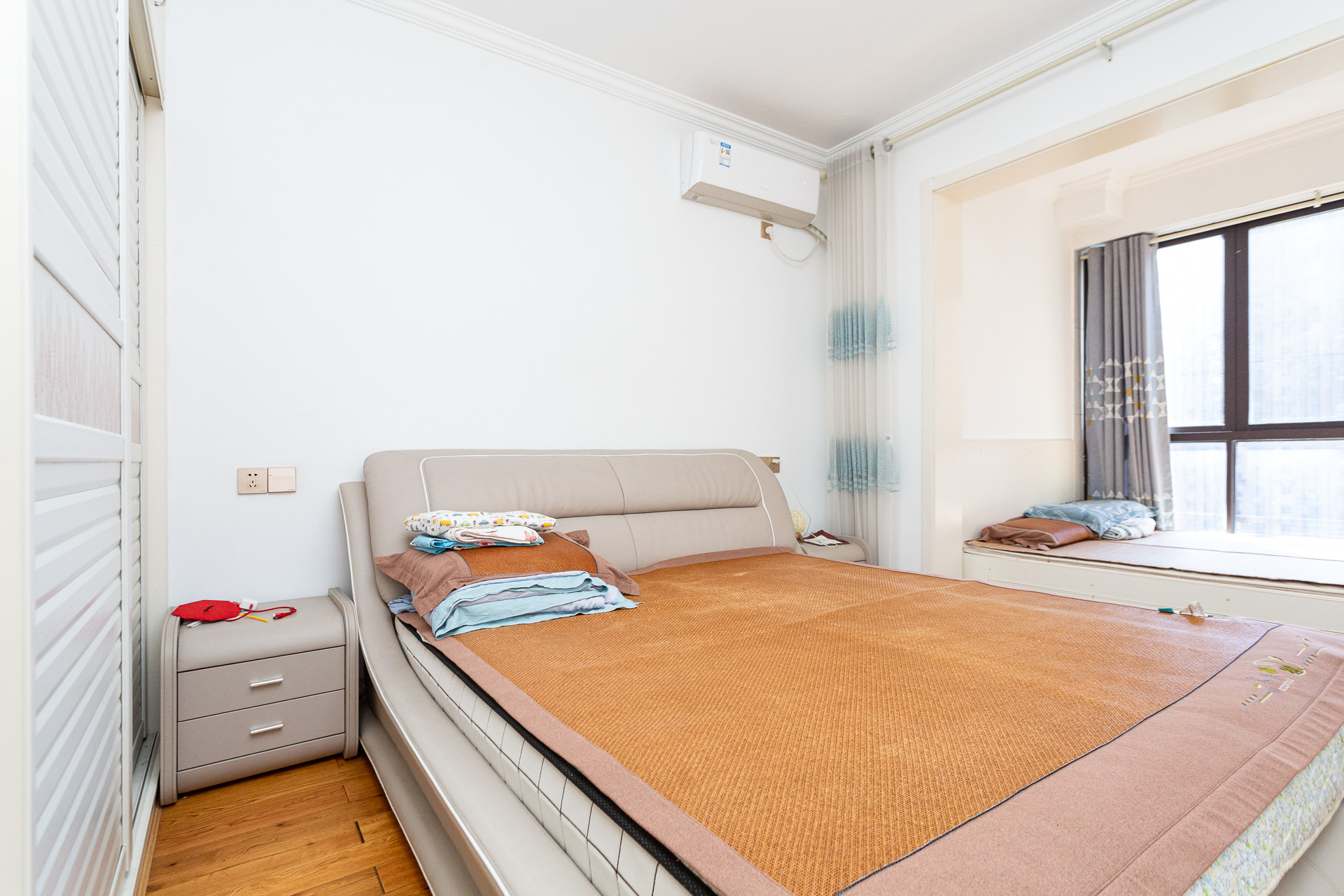 乾源国际  2室2厅1卫    63.8万 乾源国际  2室2厅1卫    63.8万卧室