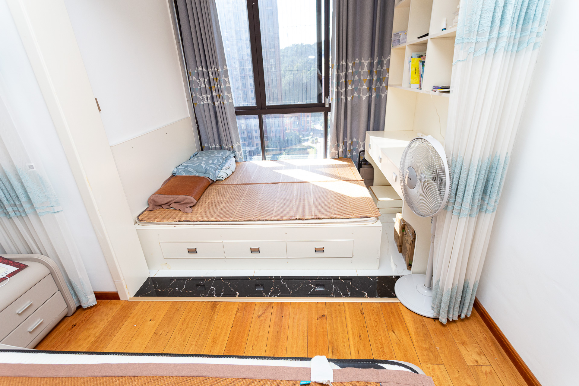 乾源国际  2室2厅1卫    63.8万 乾源国际  2室2厅1卫    63.8万卧室