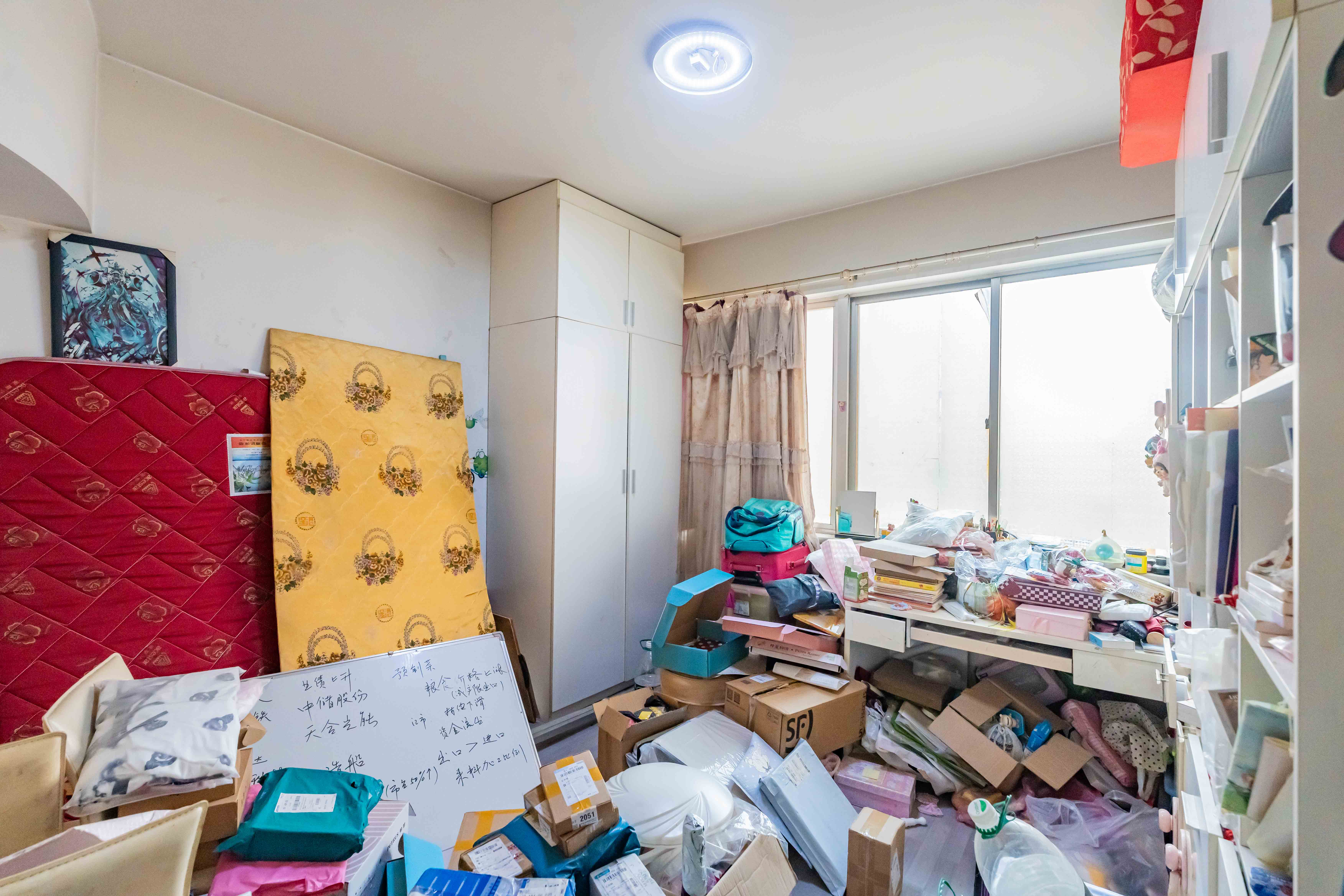 金鹰小区  3室2厅2卫   75.00万卧室