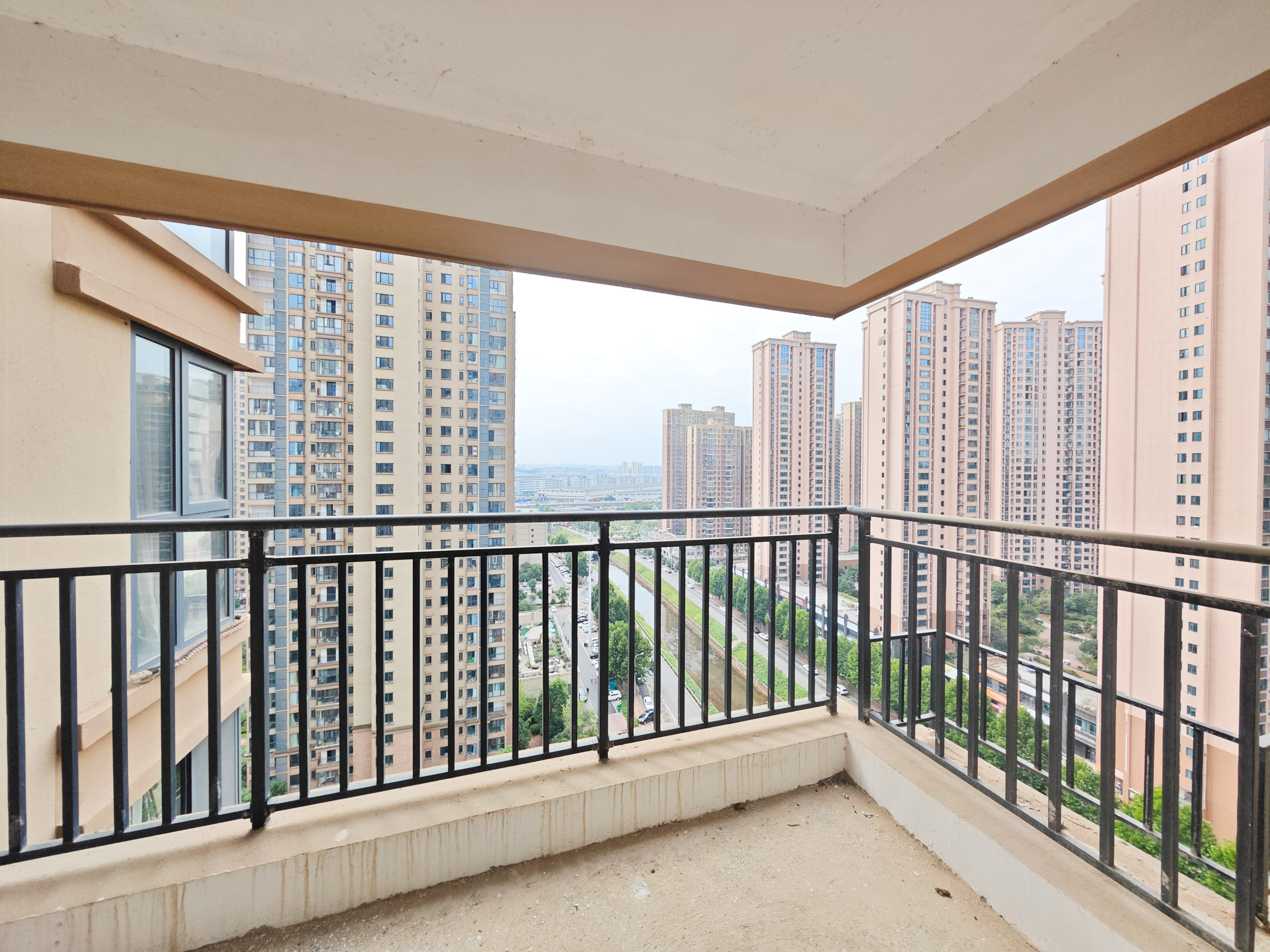 中建嘉和城  3室2厅2卫   100.00万阳台