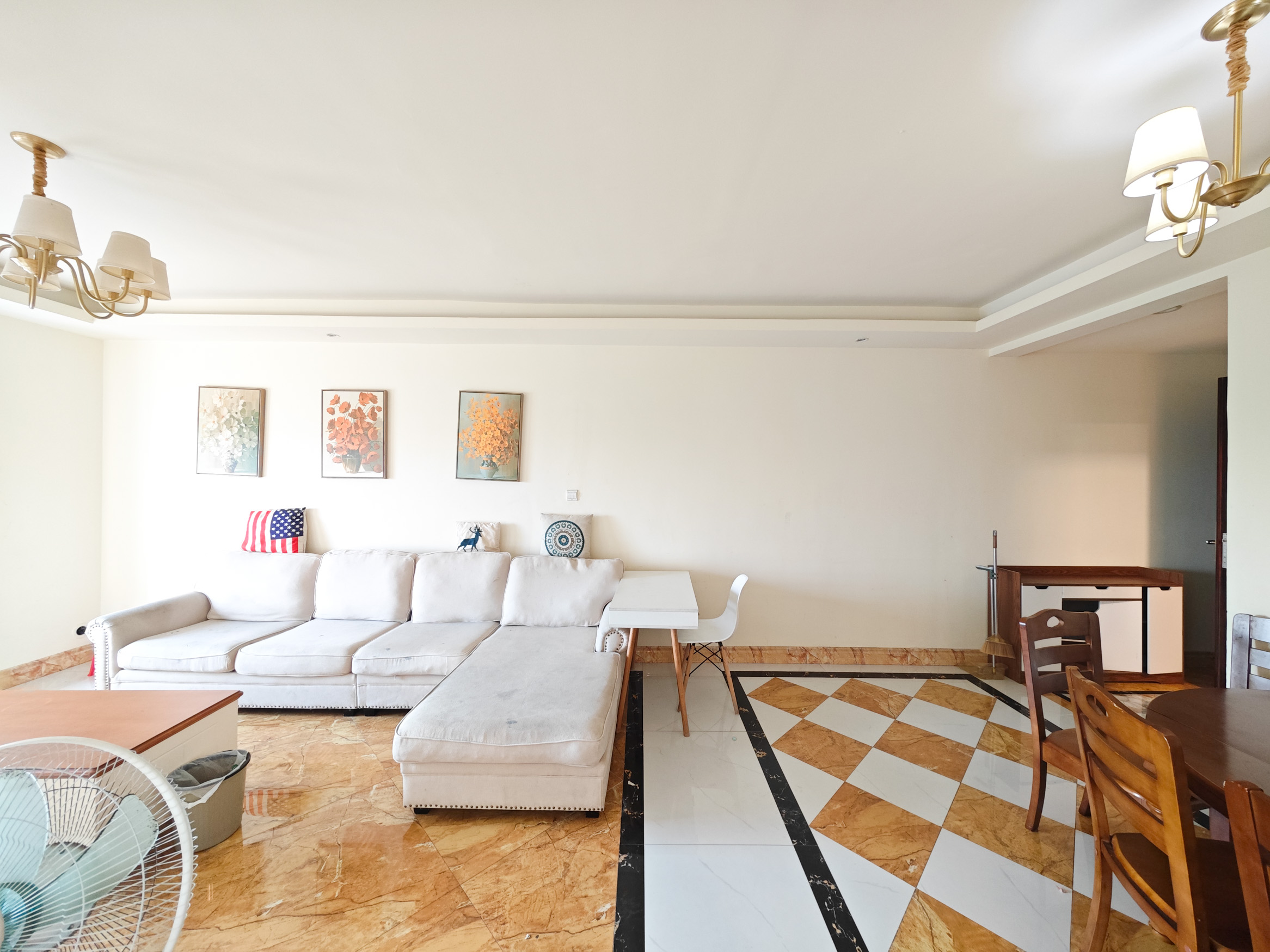 碧桂园南城首府(东宸林海) 3室2厅1卫 82.0万 碧桂园南城首府(东宸林海) 3室2厅1卫 82.0万客厅