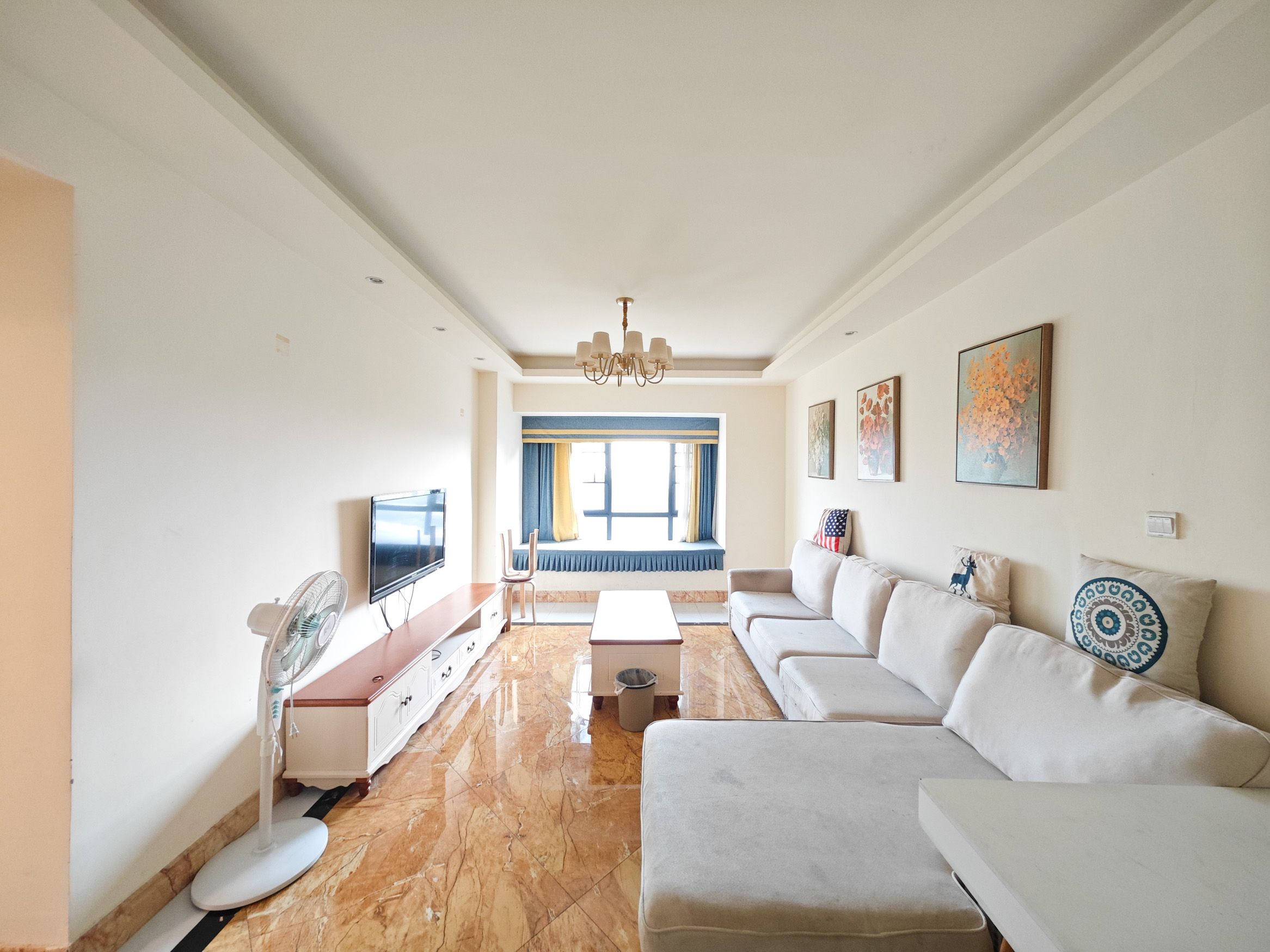 碧桂园南城首府(东宸林海) 3室2厅1卫 82.0万 碧桂园南城首府(东宸林海) 3室2厅1卫 82.0万客厅