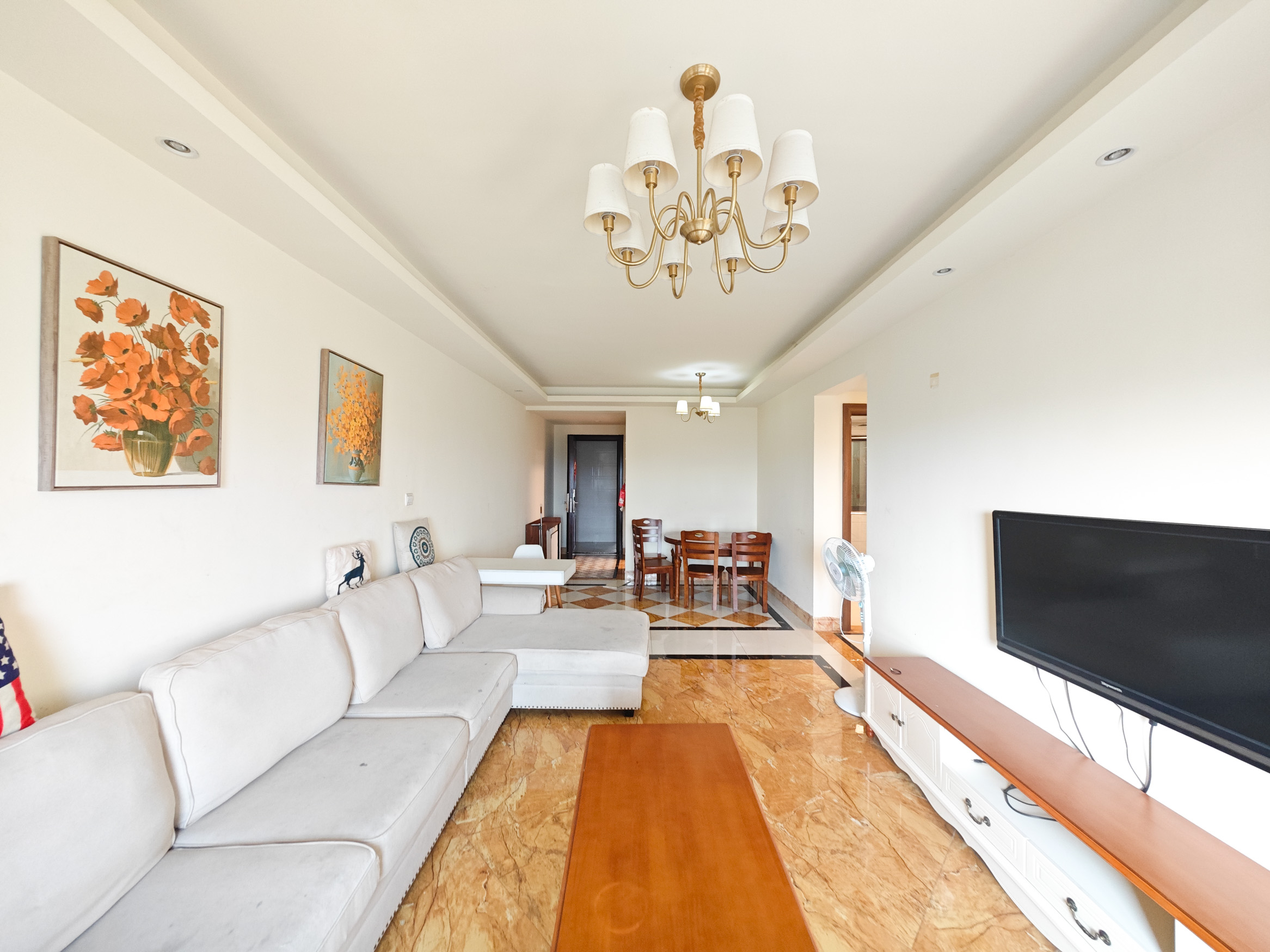 碧桂园南城首府(东宸林海) 3室2厅1卫 82.0万 碧桂园南城首府(东宸林海) 3室2厅1卫 82.0万客厅