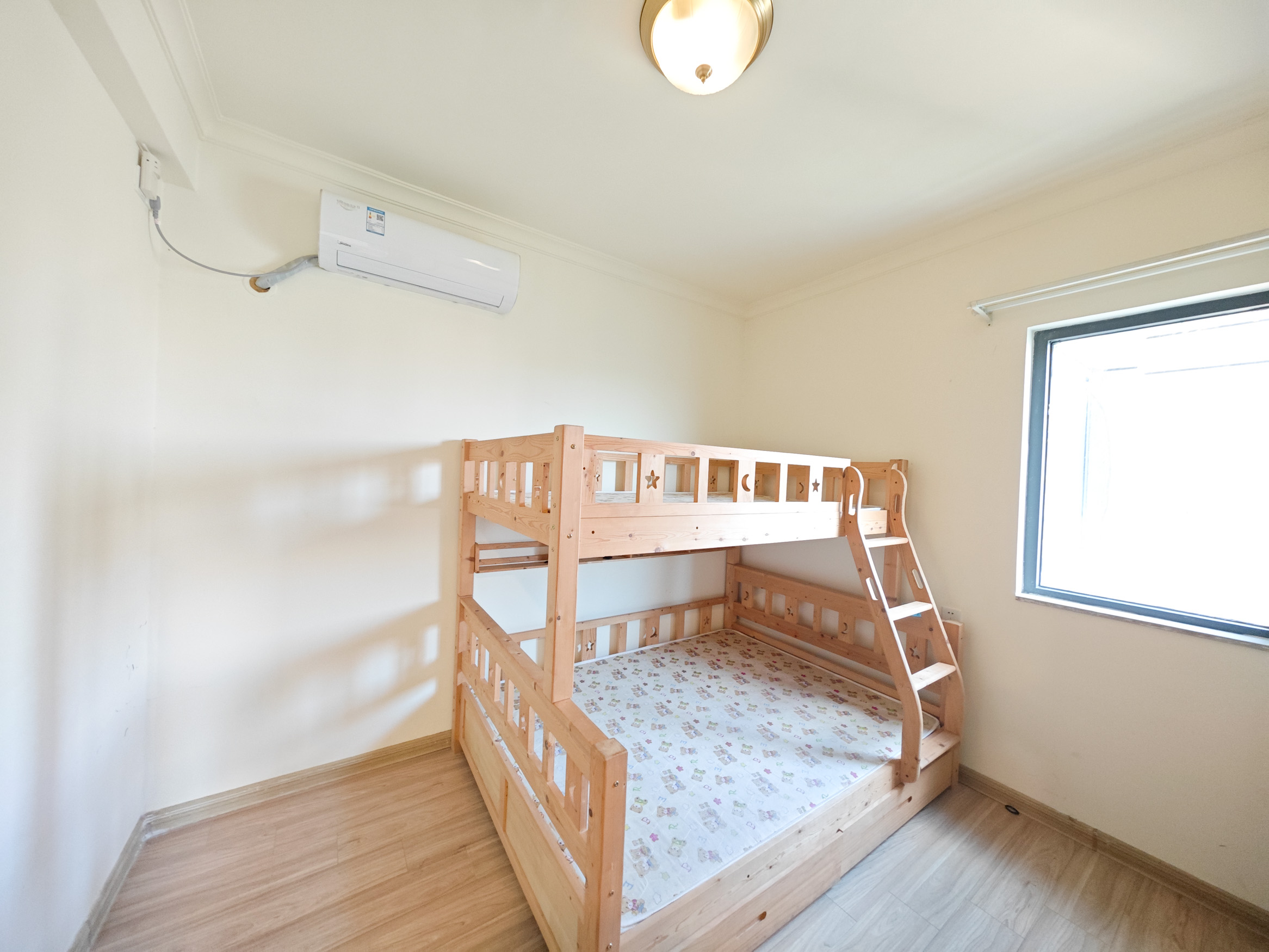 碧桂园南城首府(东宸林海) 3室2厅1卫 82.0万 碧桂园南城首府(东宸林海) 3室2厅1卫 82.0万卧室