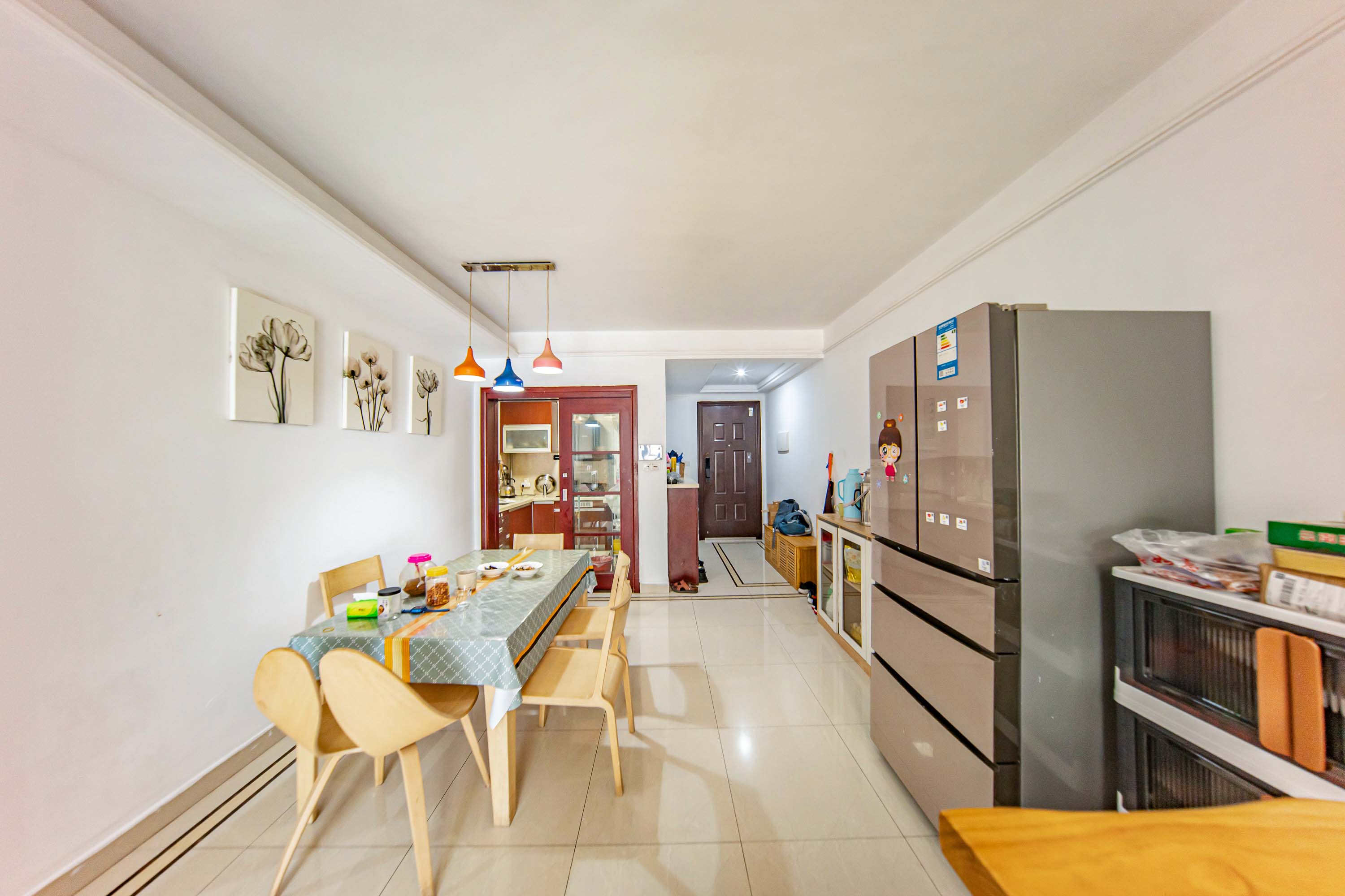 中海国际三期  3室2厅2卫    88.0万客厅