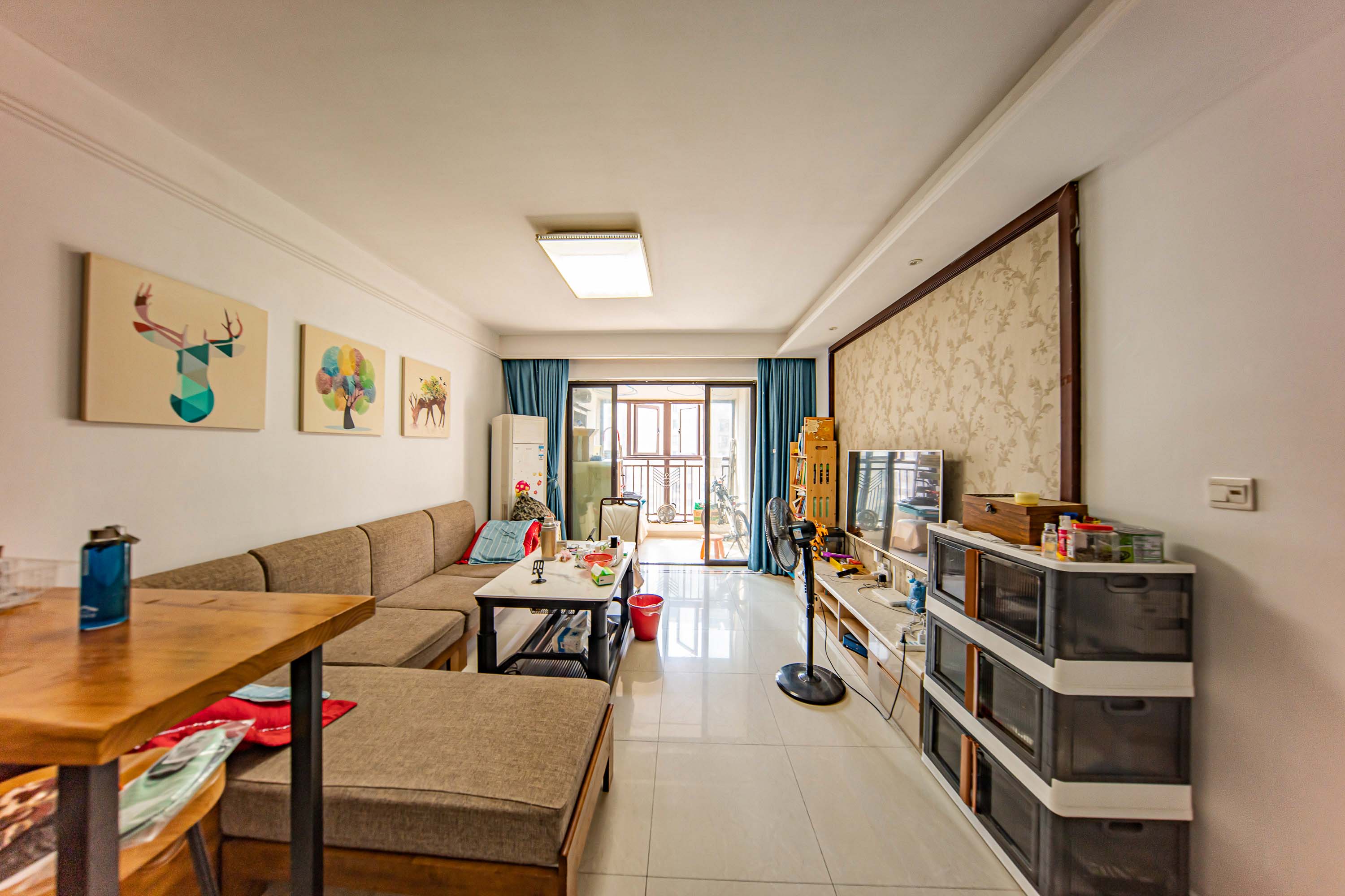 中海国际三期  3室2厅2卫    88.0万客厅