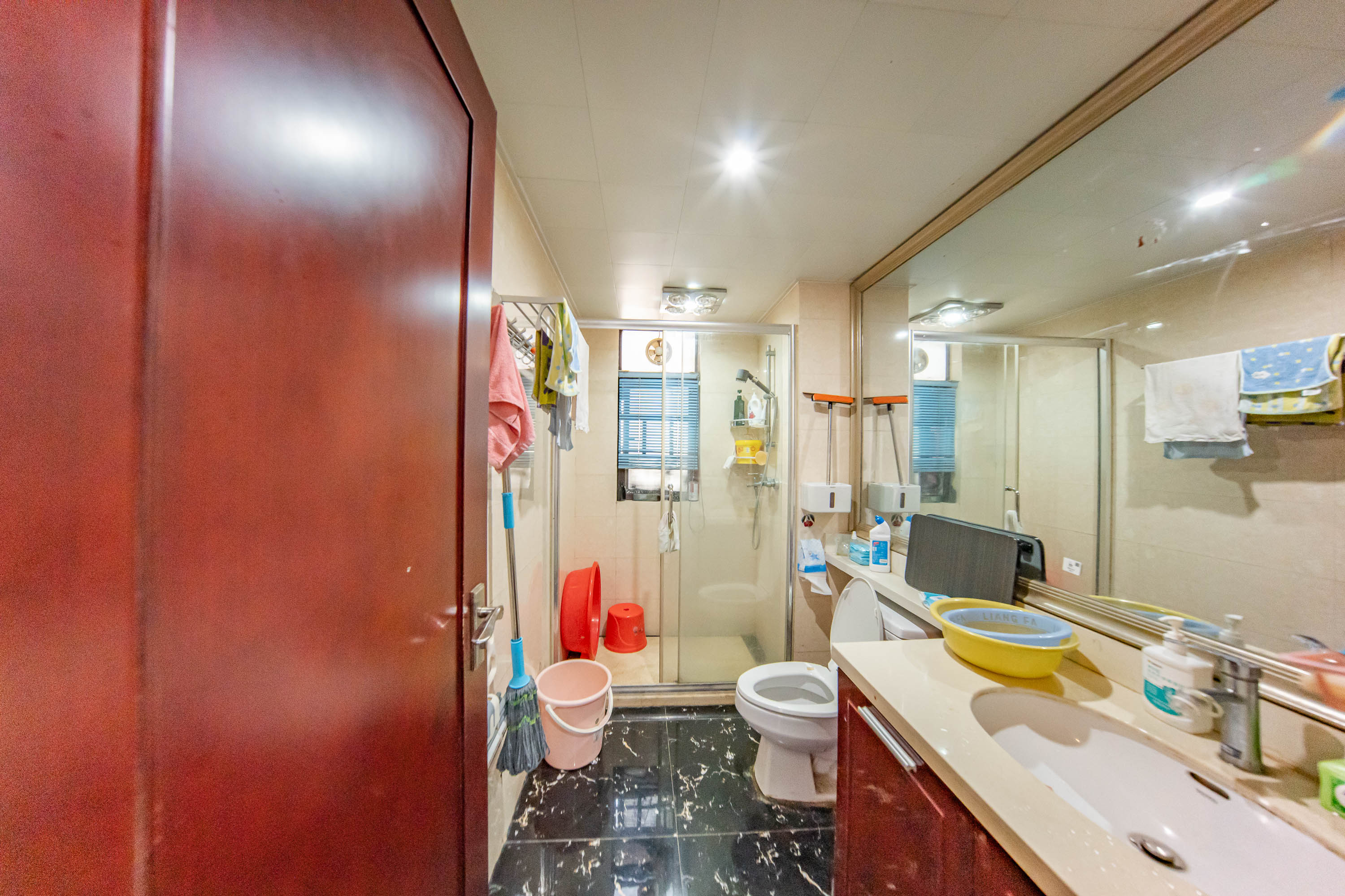 中海国际三期  3室2厅2卫    88.0万卫生间